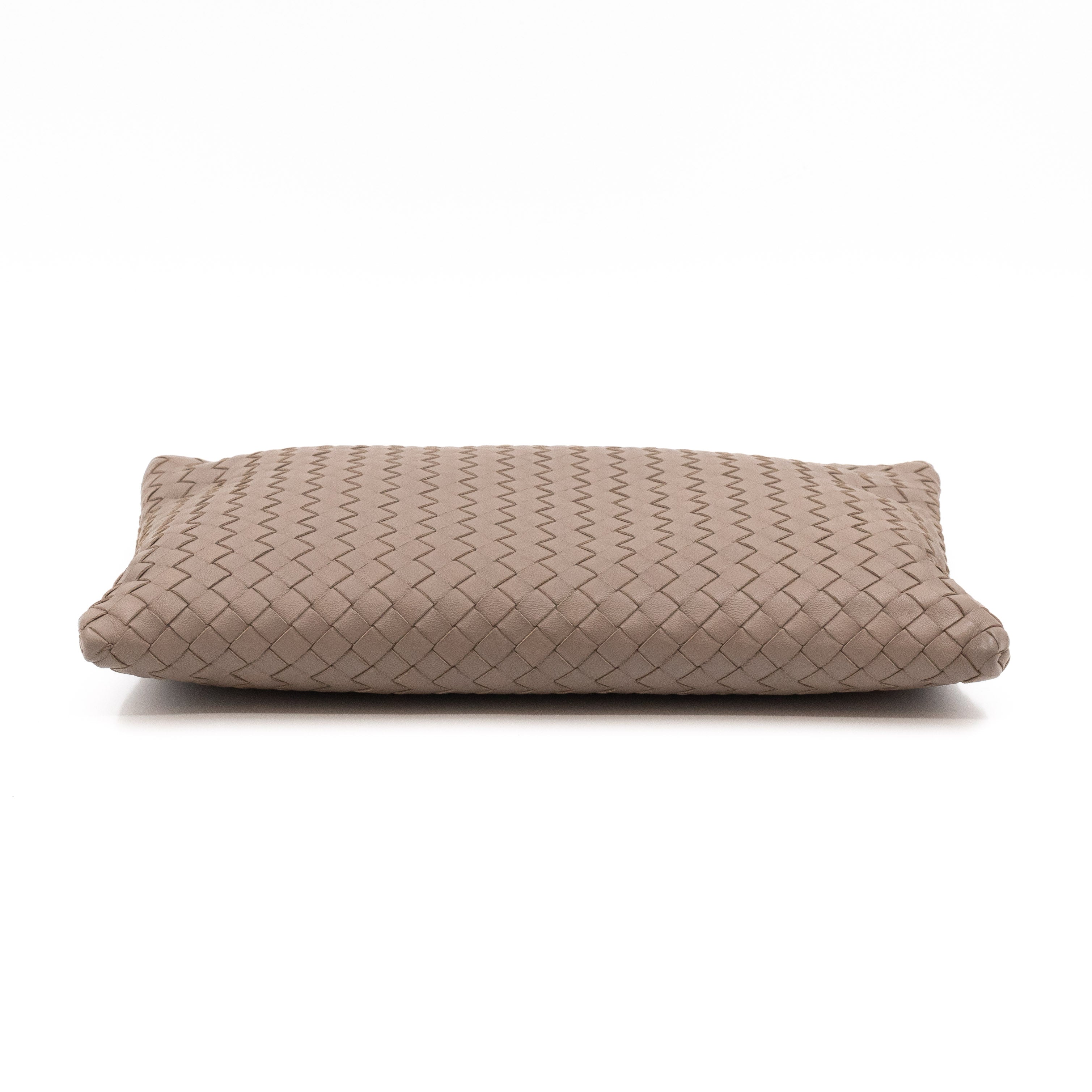 Medium Flat Pouch Intrecciato Greige Leather