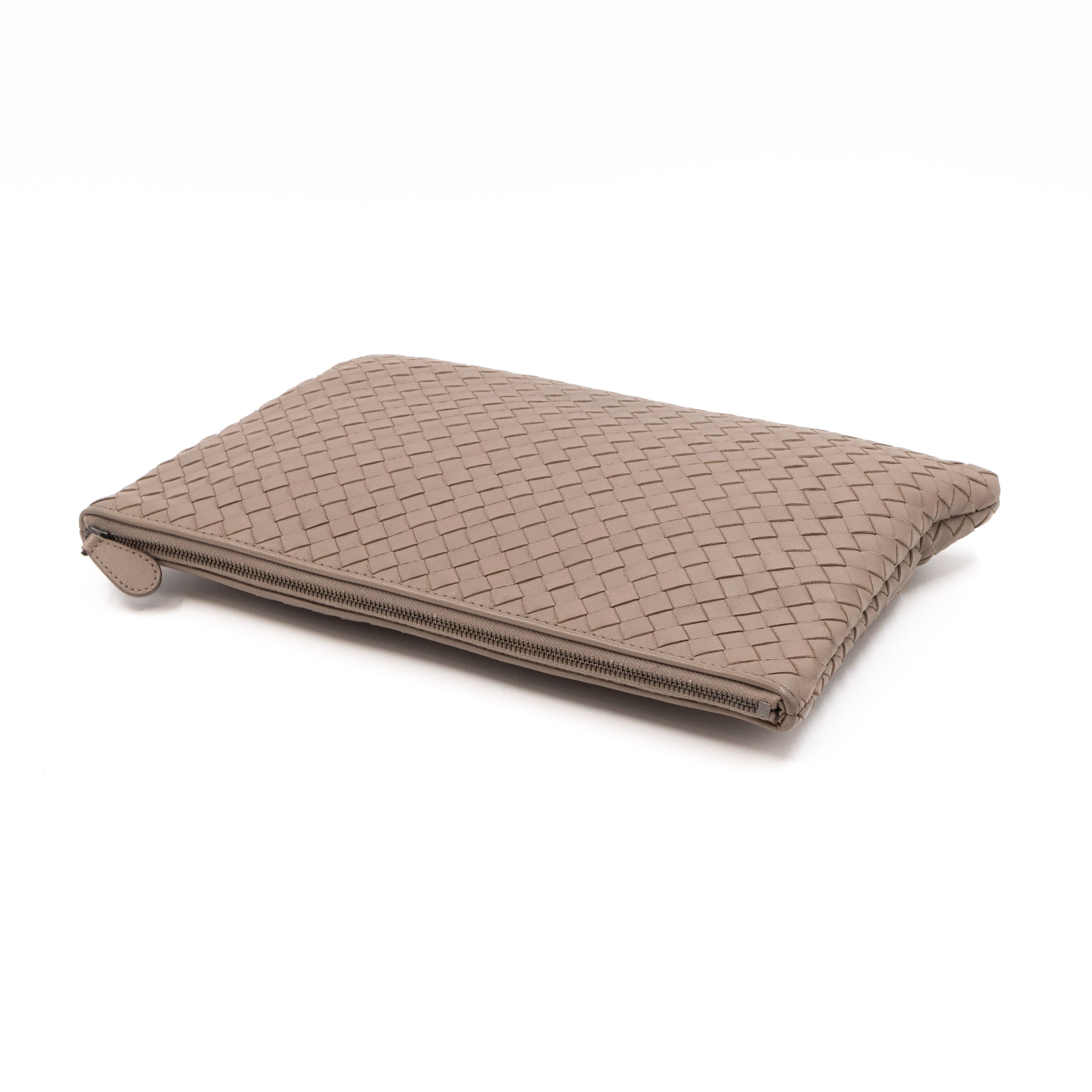 Medium Flat Pouch Intrecciato Greige Leather