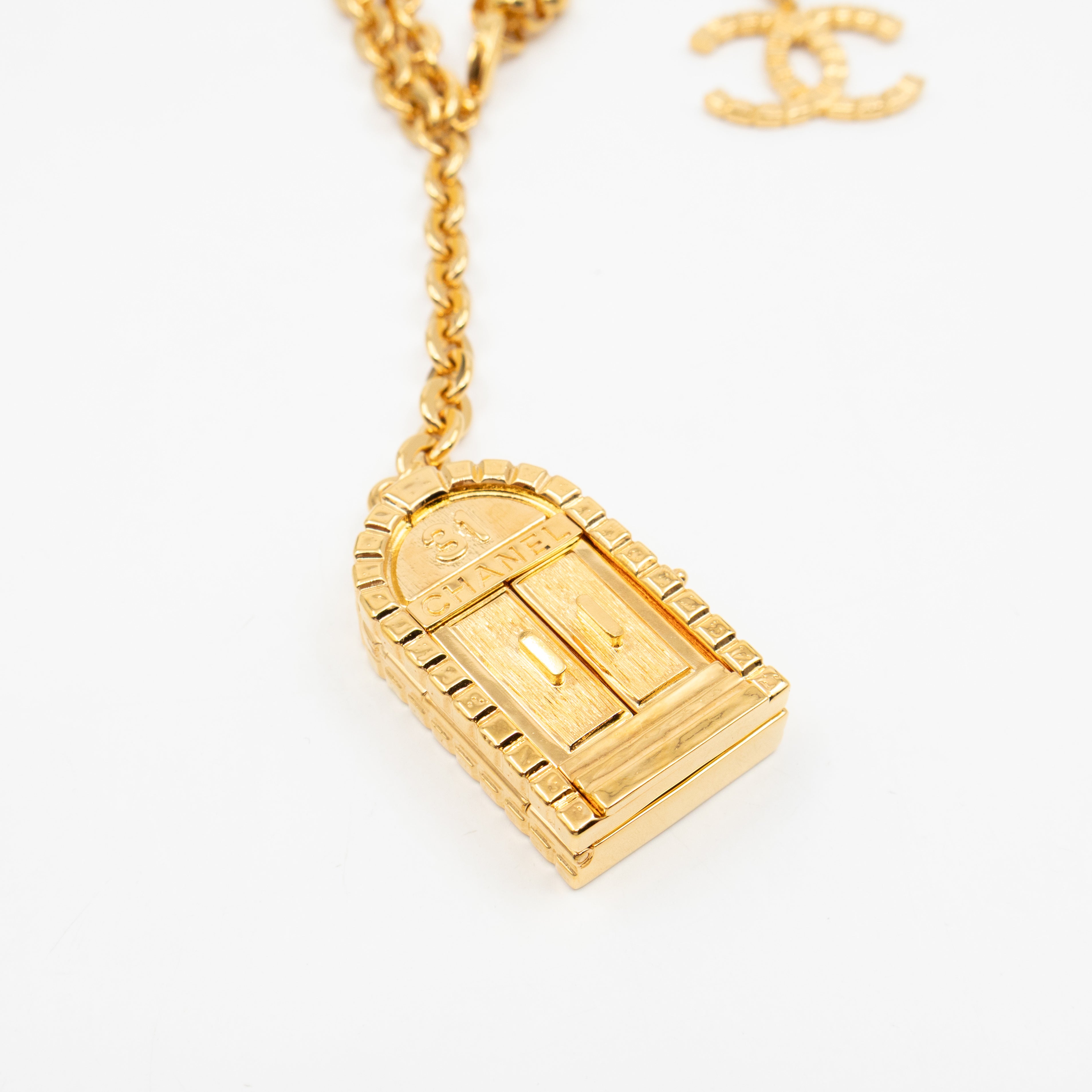 31 Rue Cambon Door CC Pendant Metal Chain Necklace & Belt Gold