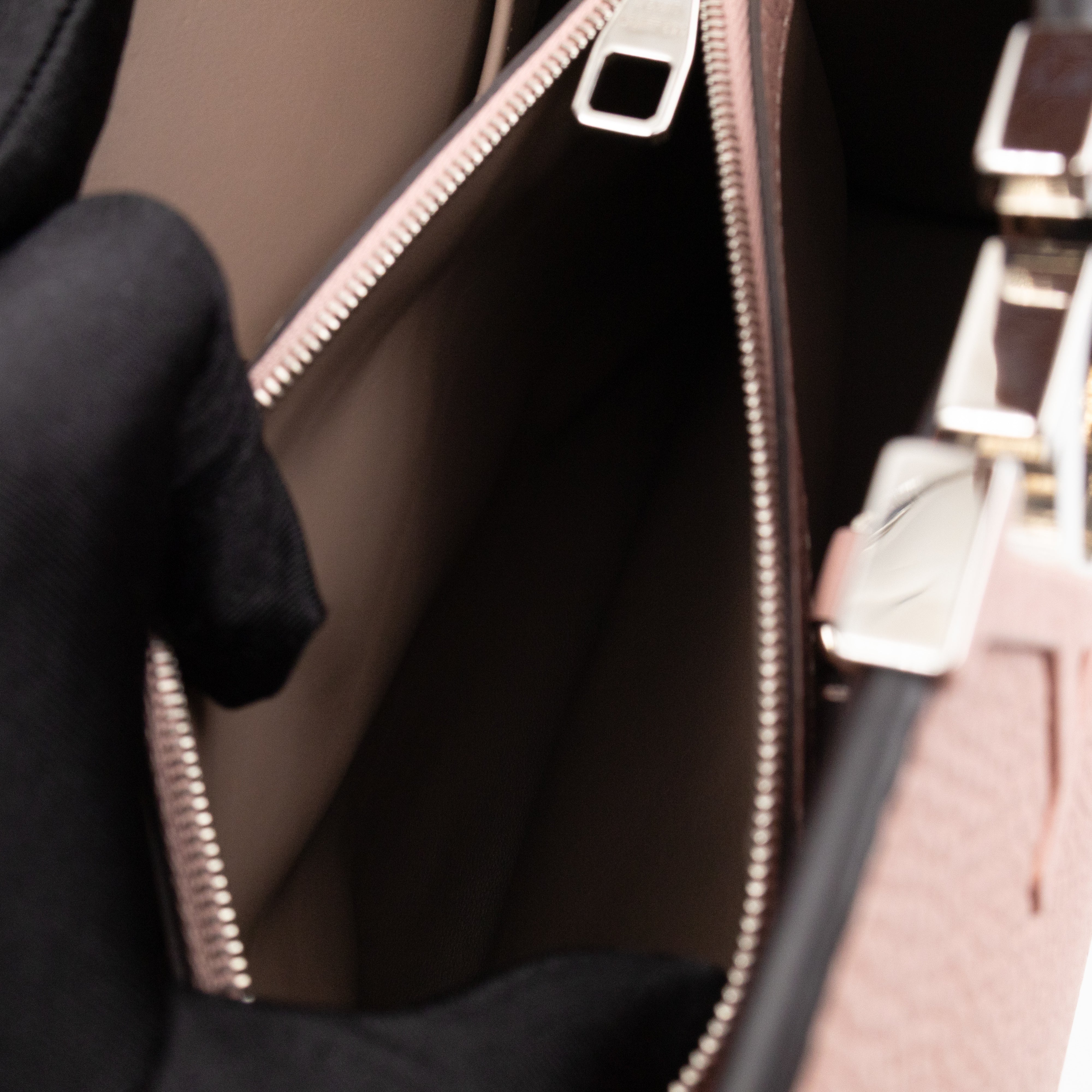 Capucines MM Rose Ballerine Taurillon Leather