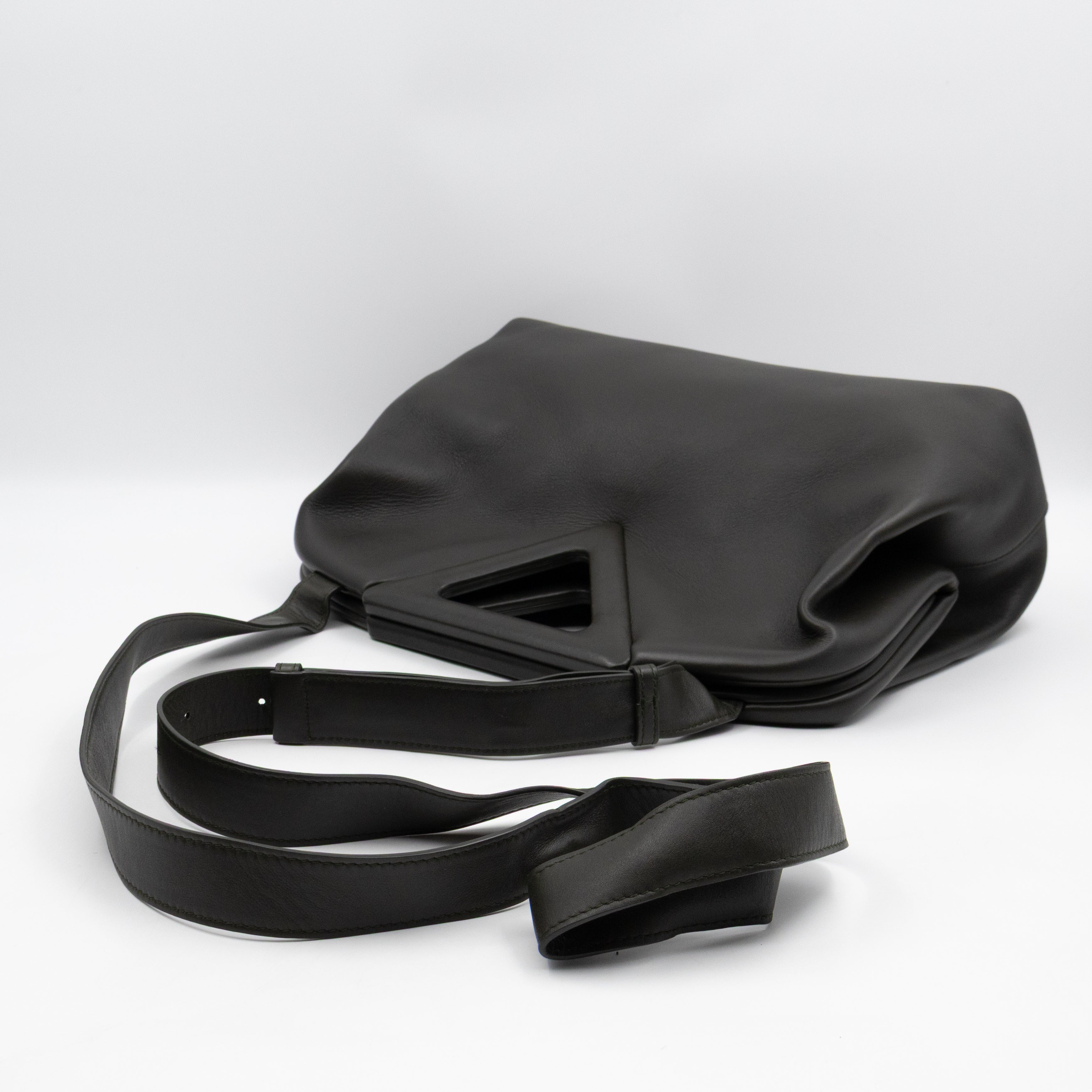 The Point Triangle Bag Medium Camping Oilve green Calfskin