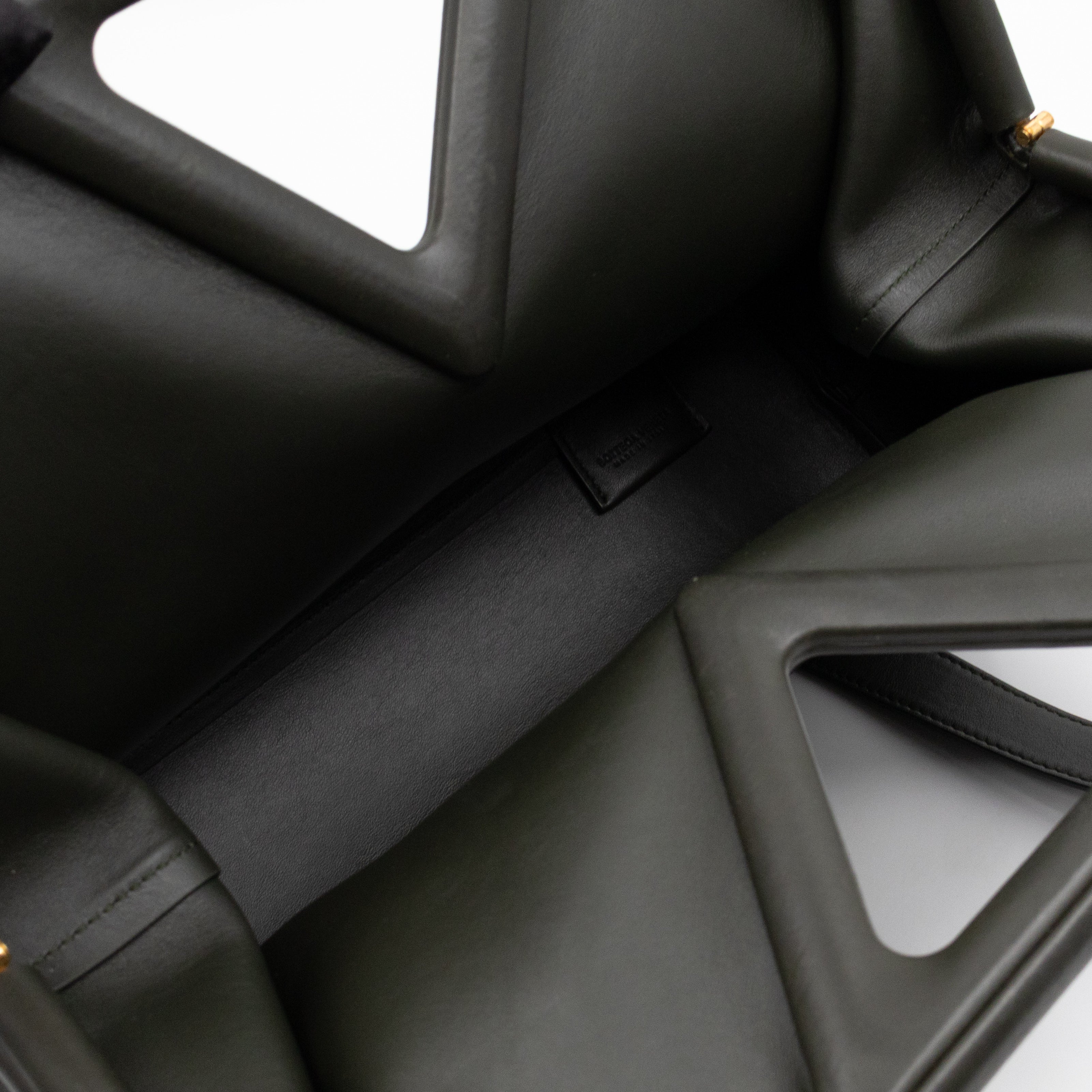 The Point Triangle Bag Medium Camping Oilve green Calfskin