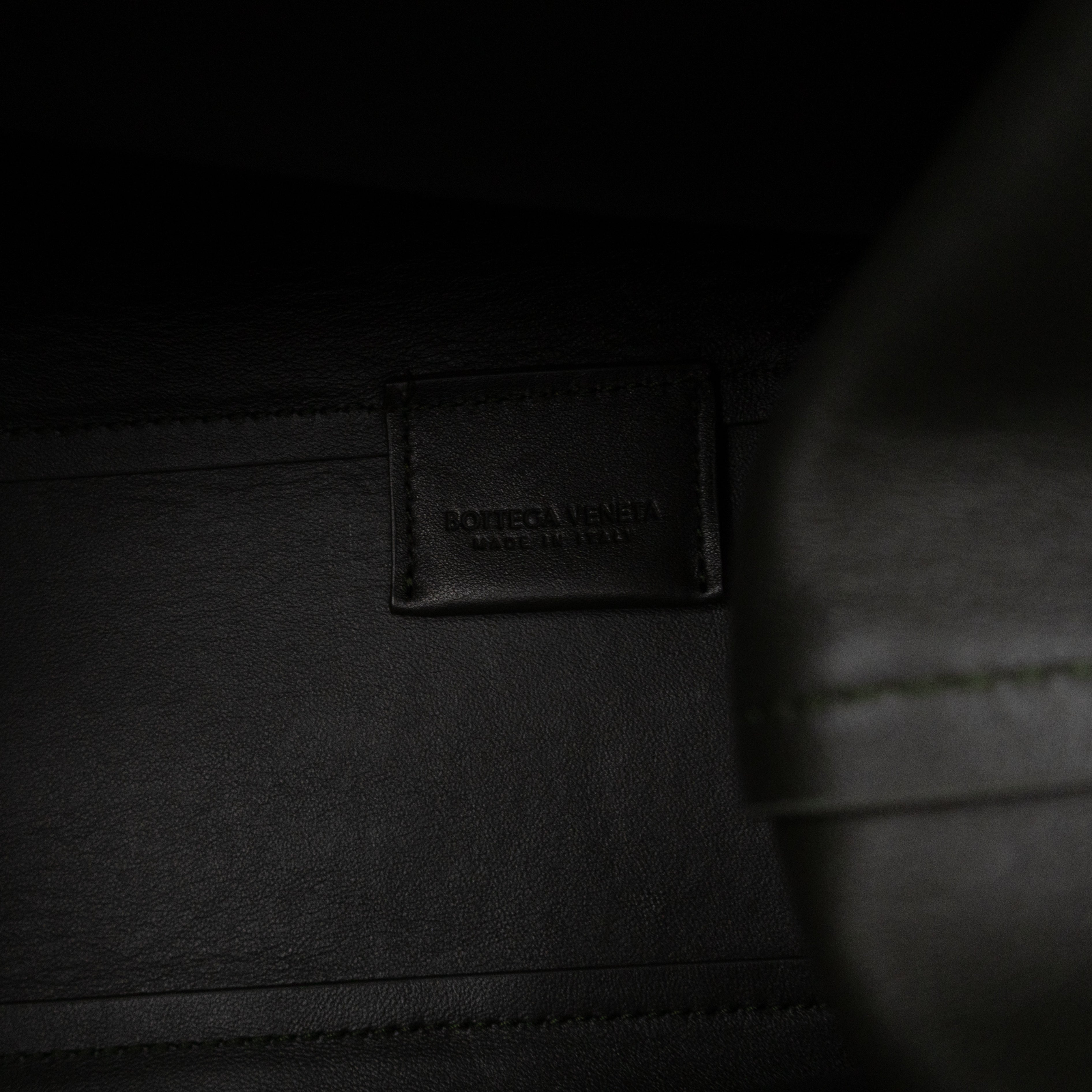 The Point Triangle Bag Medium Camping Oilve green Calfskin