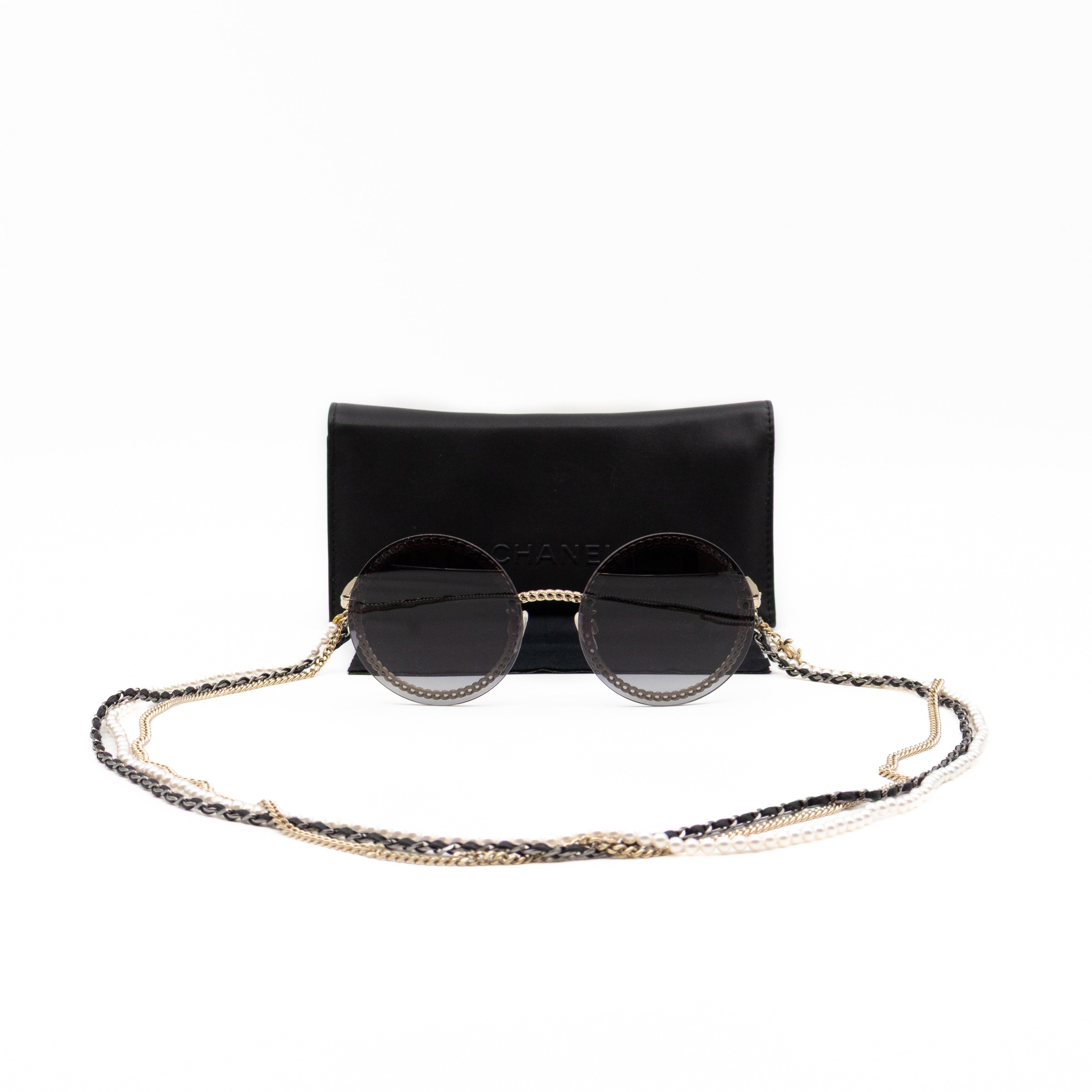 Round Sunglasses With Pearl Triple Chain