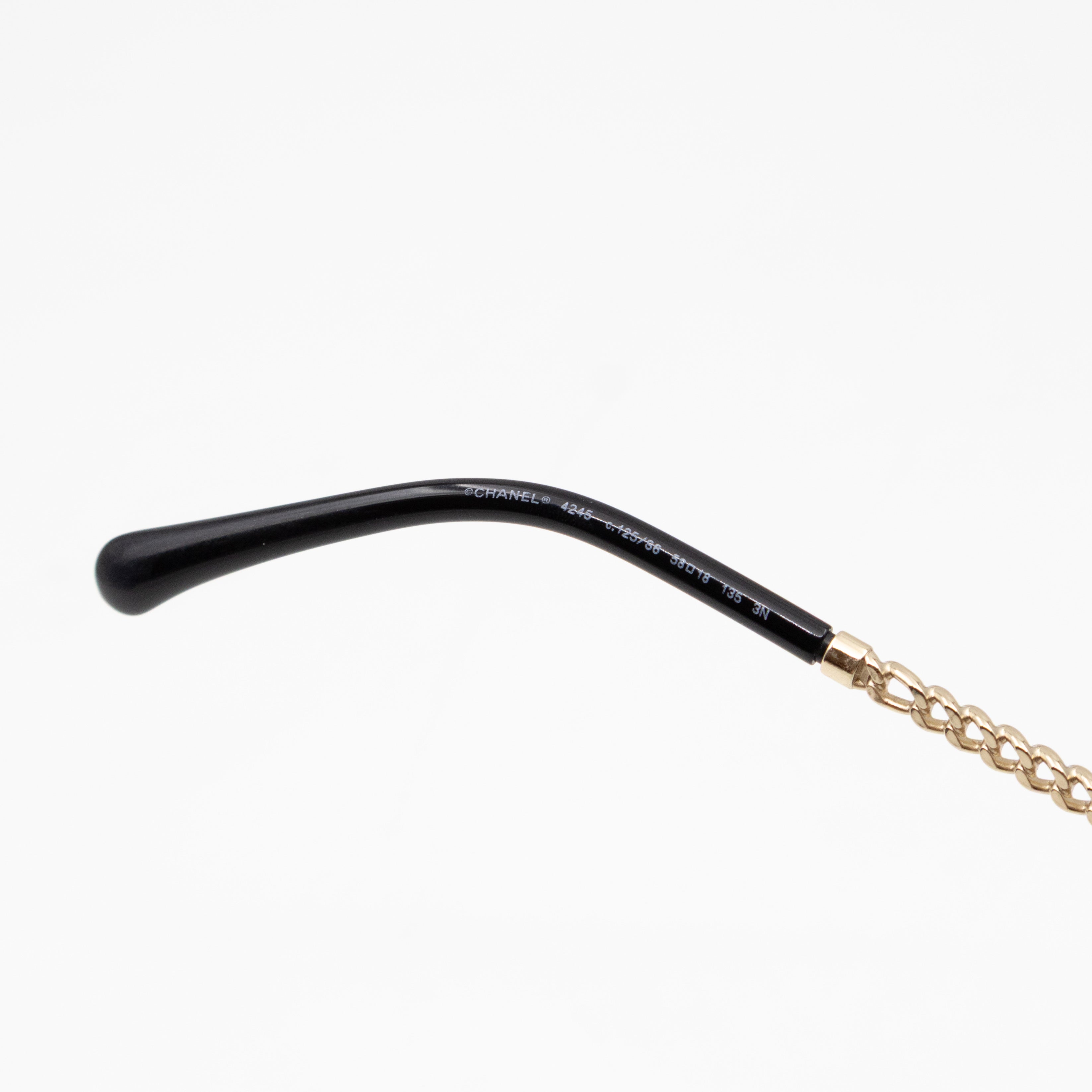 Round Sunglasses With Pearl Triple Chain