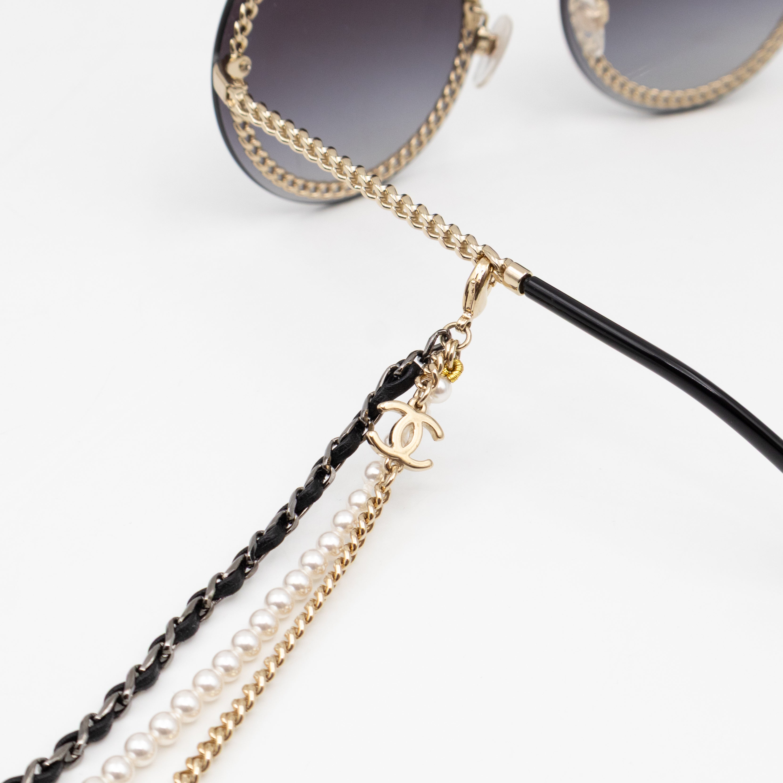 Round Sunglasses With Pearl Triple Chain