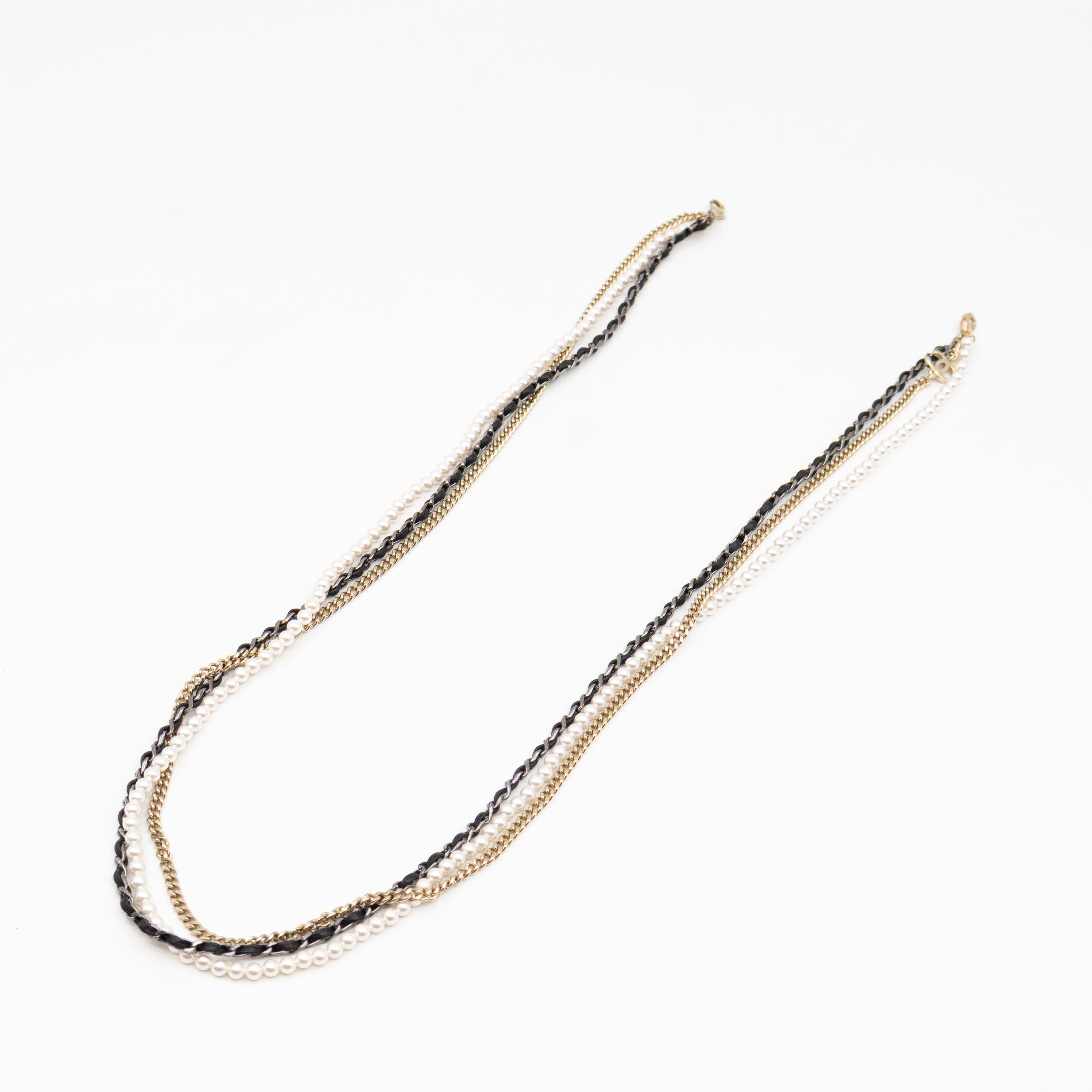 Round Sunglasses With Pearl Triple Chain