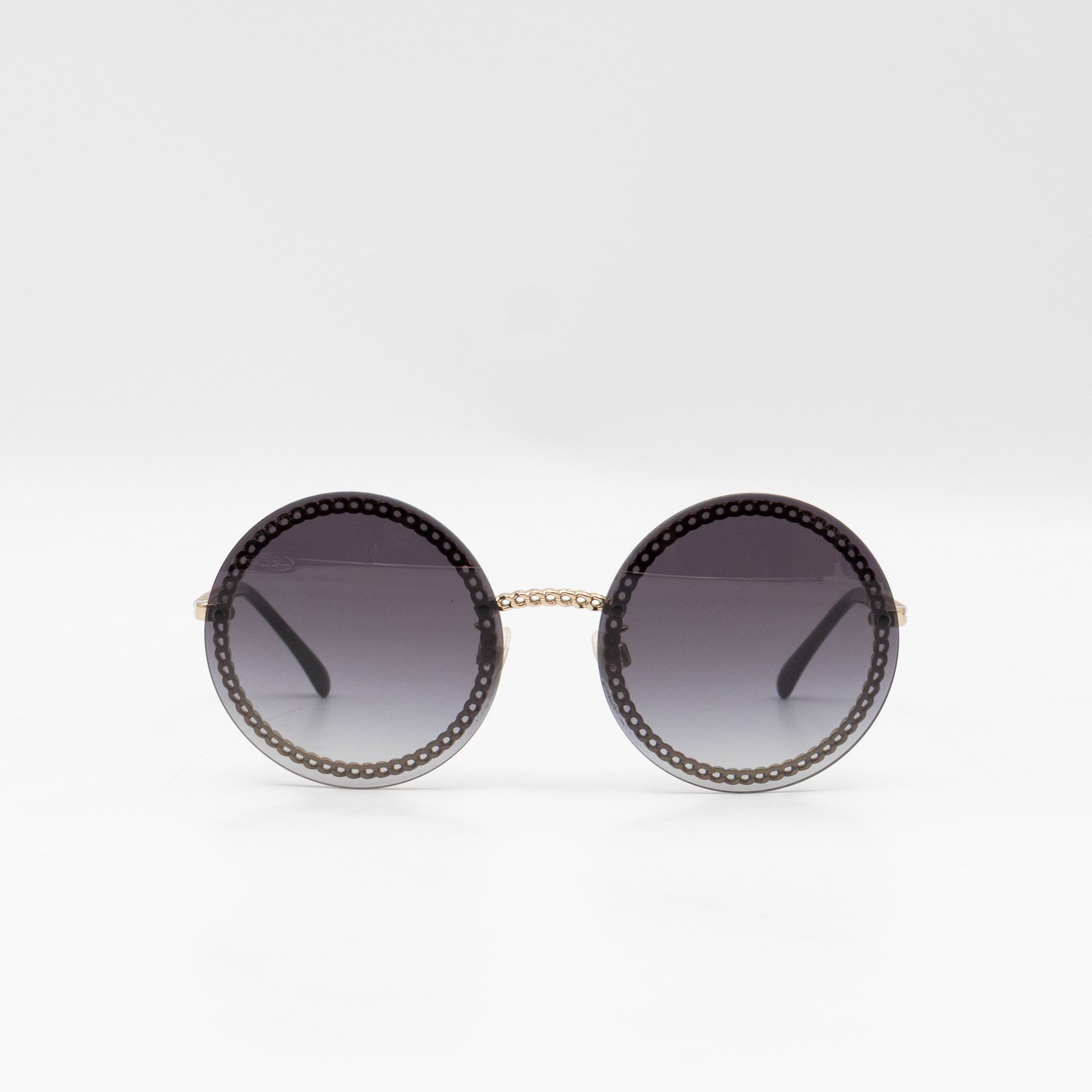Round Sunglasses With Pearl Triple Chain