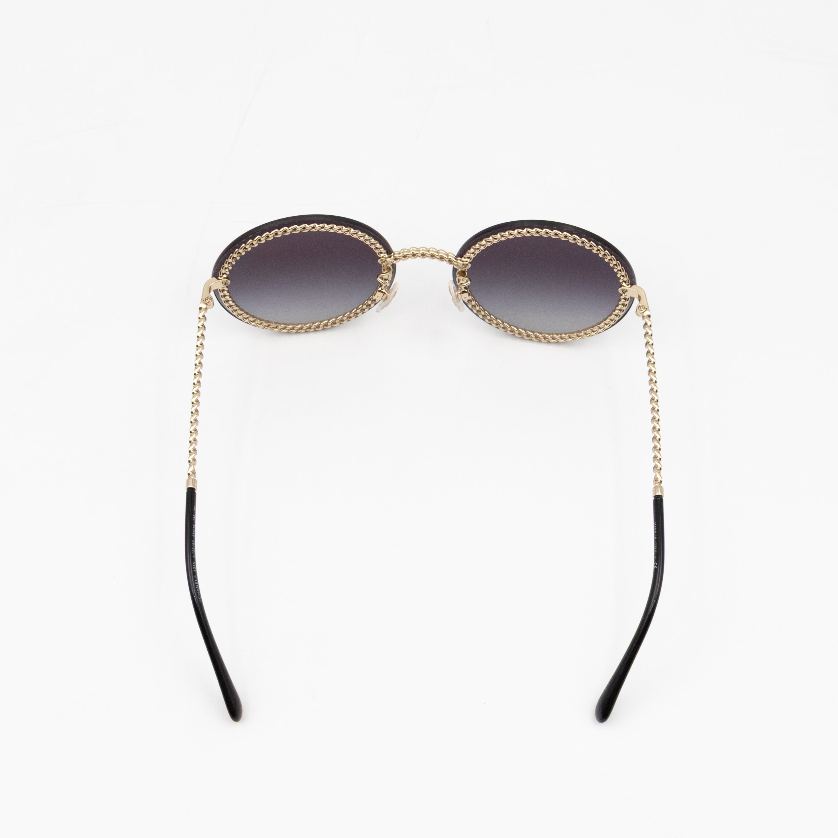 Round Sunglasses With Pearl Triple Chain