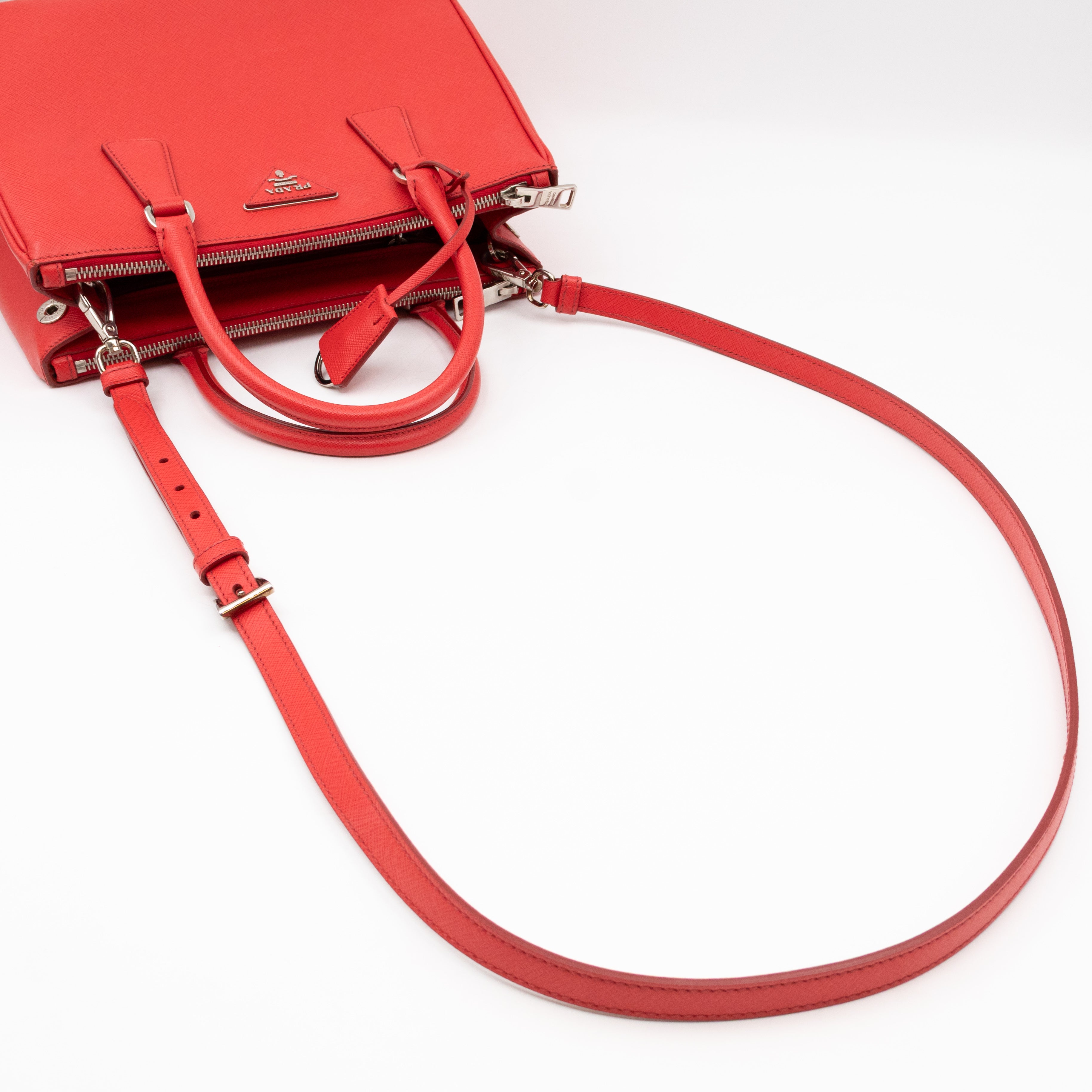 Galleria Medium Double Zip Lacca Red Saffiano Lux