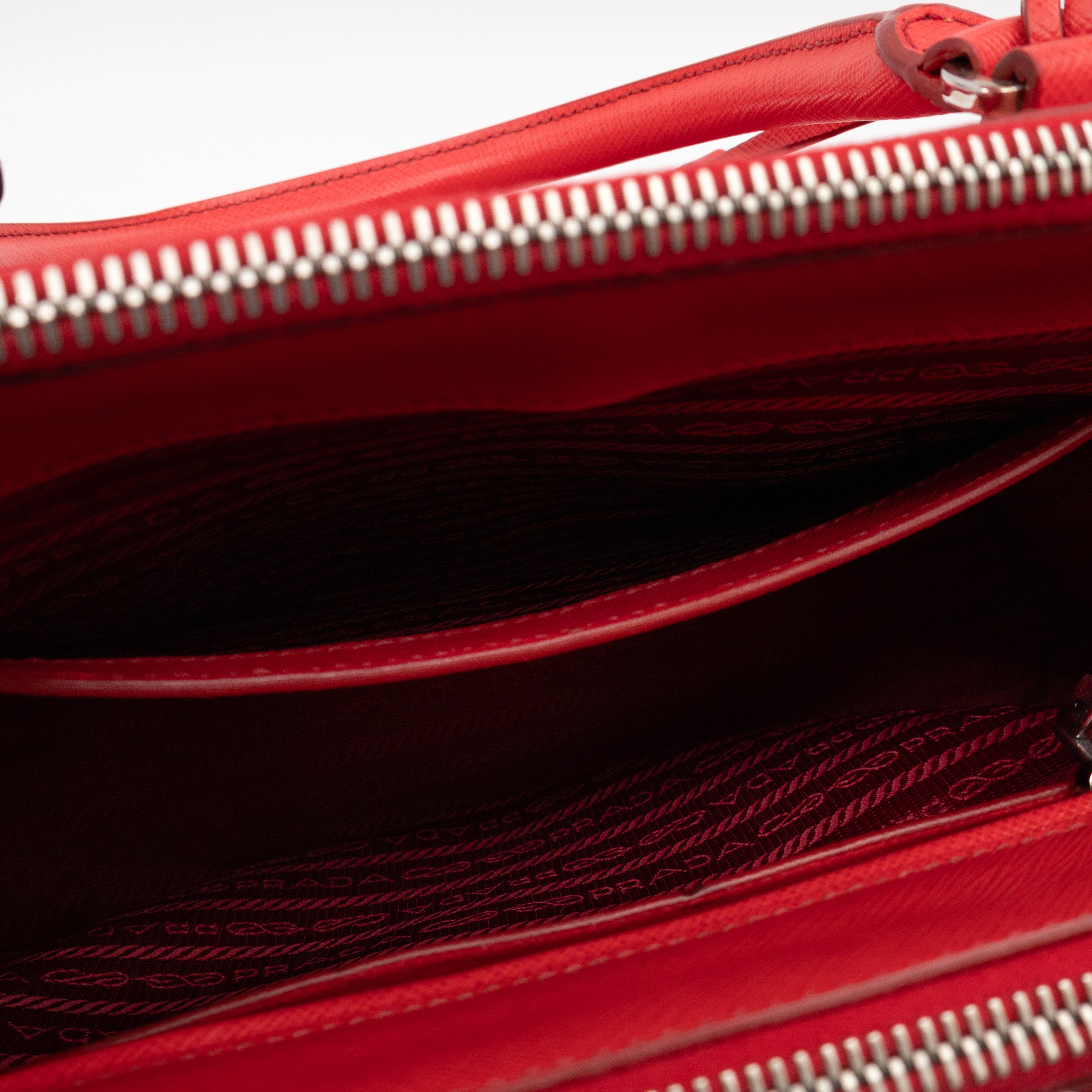 Galleria Medium Double Zip Lacca Red Saffiano Lux