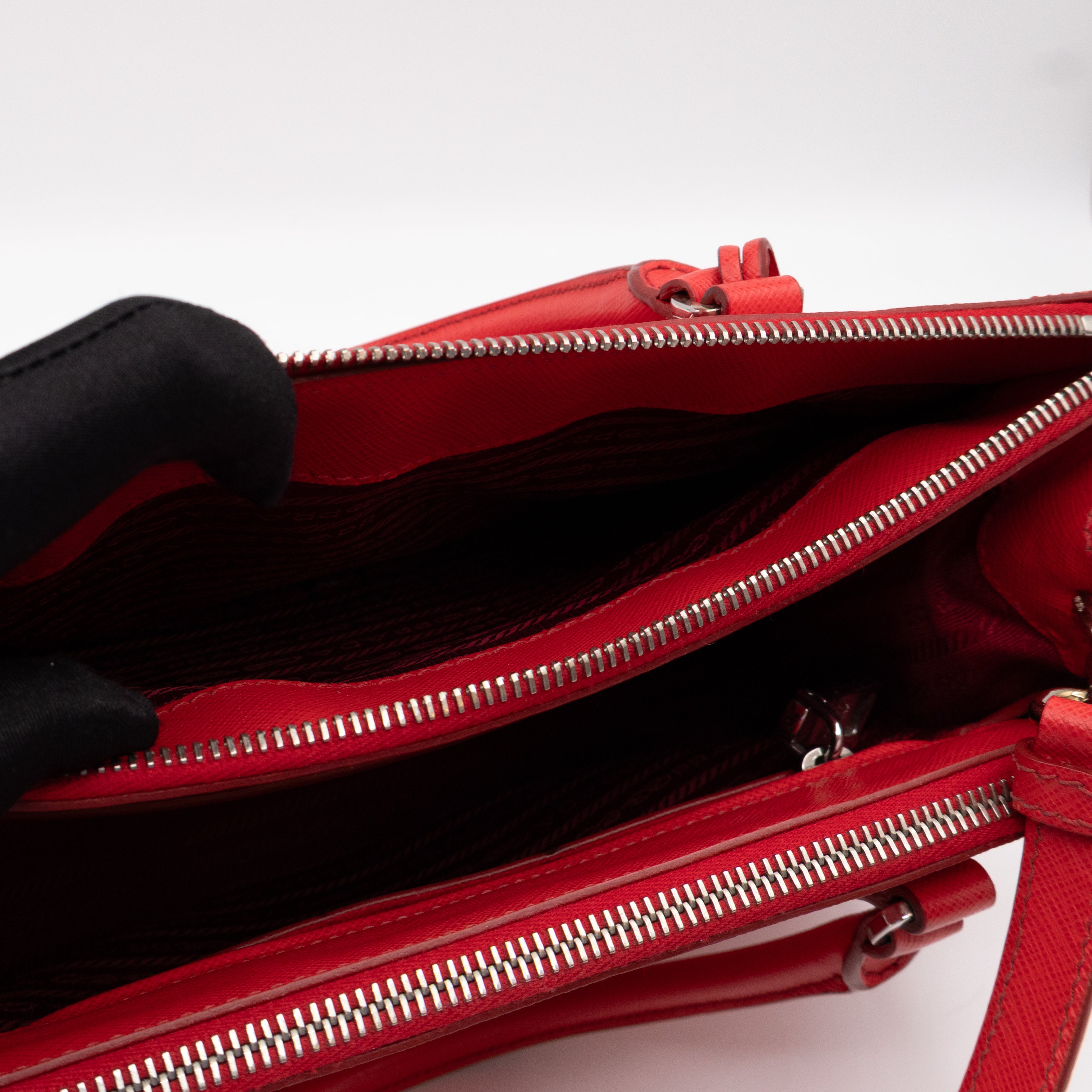 Galleria Medium Double Zip Lacca Red Saffiano Lux