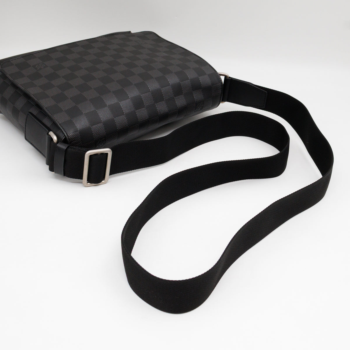 District PM Damier Infini Onyx