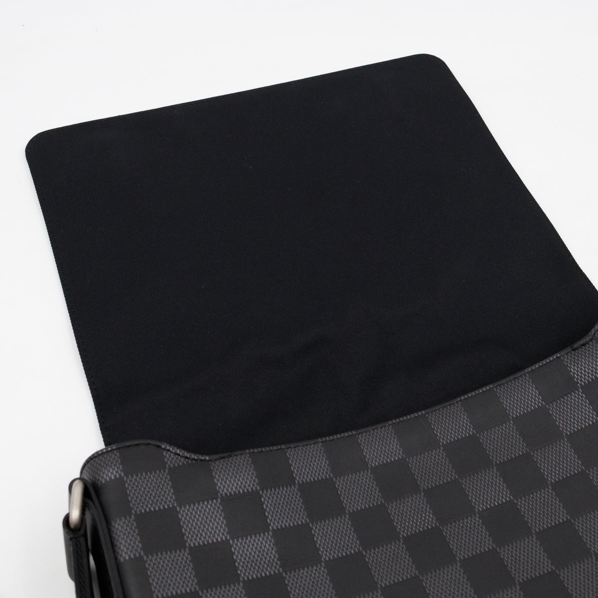 District PM Damier Infini Onyx