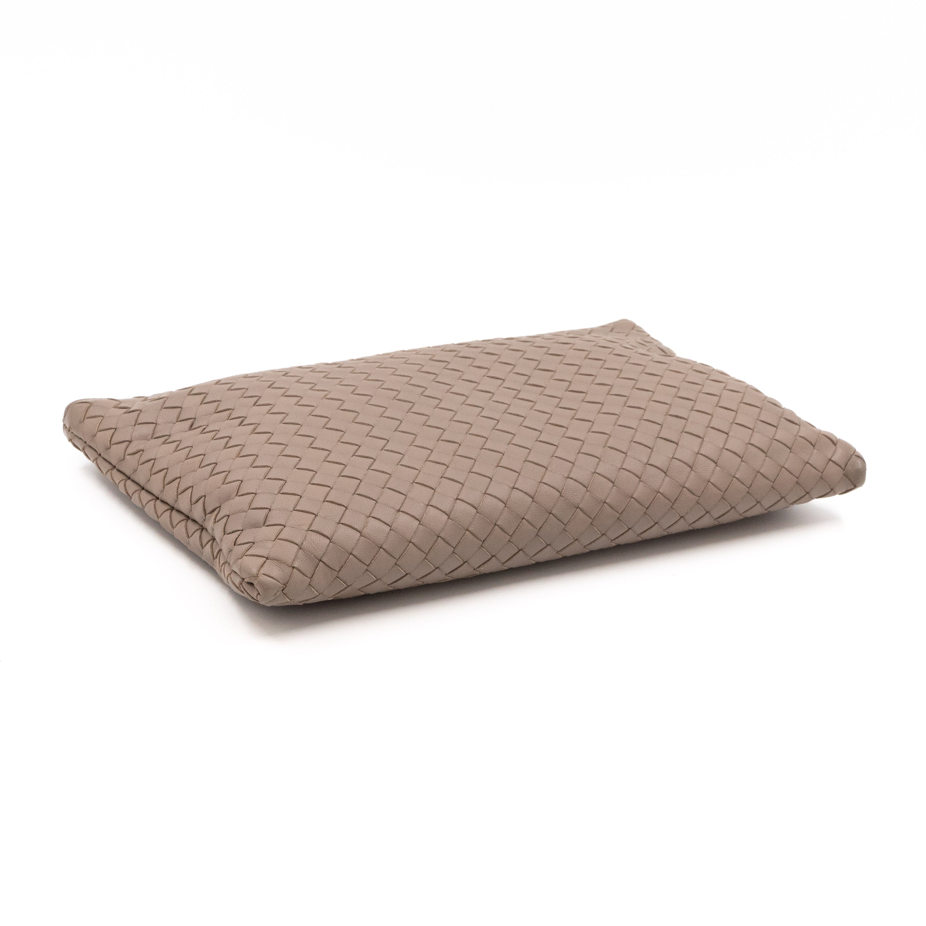 Medium Flat Pouch Intrecciato Greige Leather