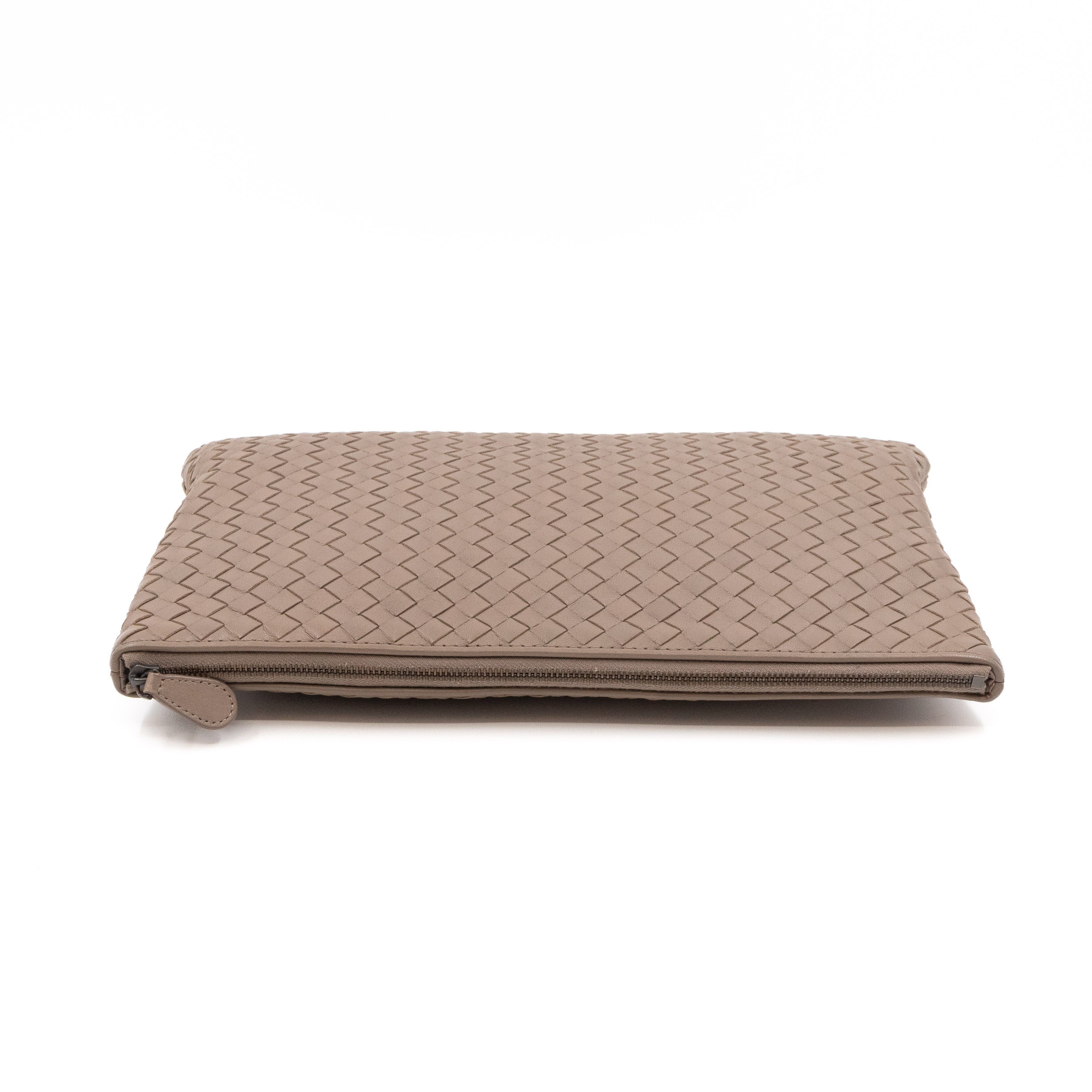 Medium Flat Pouch Intrecciato Greige Leather