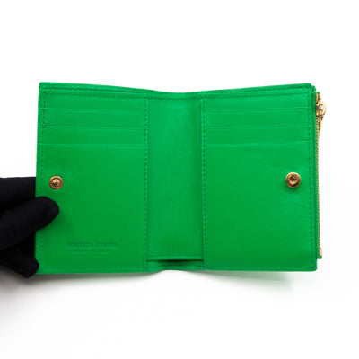 Small Bi-Fold Wallet Parakeet Green Intrecciato Leather