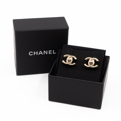 CC Turn-Lock Earrings Light Gold