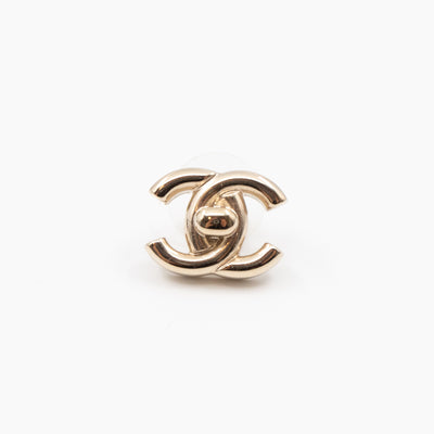 CC Turn-Lock Earrings Light Gold