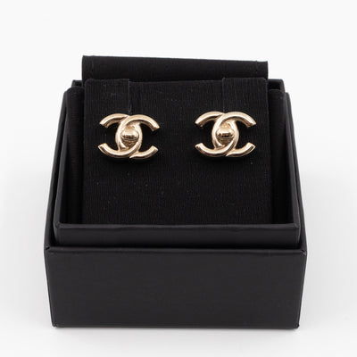 CC Turn-Lock Earrings Light Gold