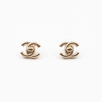CC Turn-Lock Earrings Light Gold