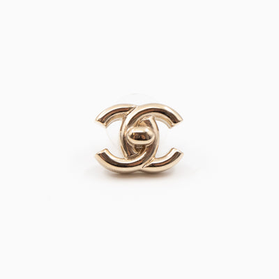 CC Turn-Lock Earrings Light Gold