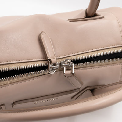Antigona Soft Bag Medium Dune Leather