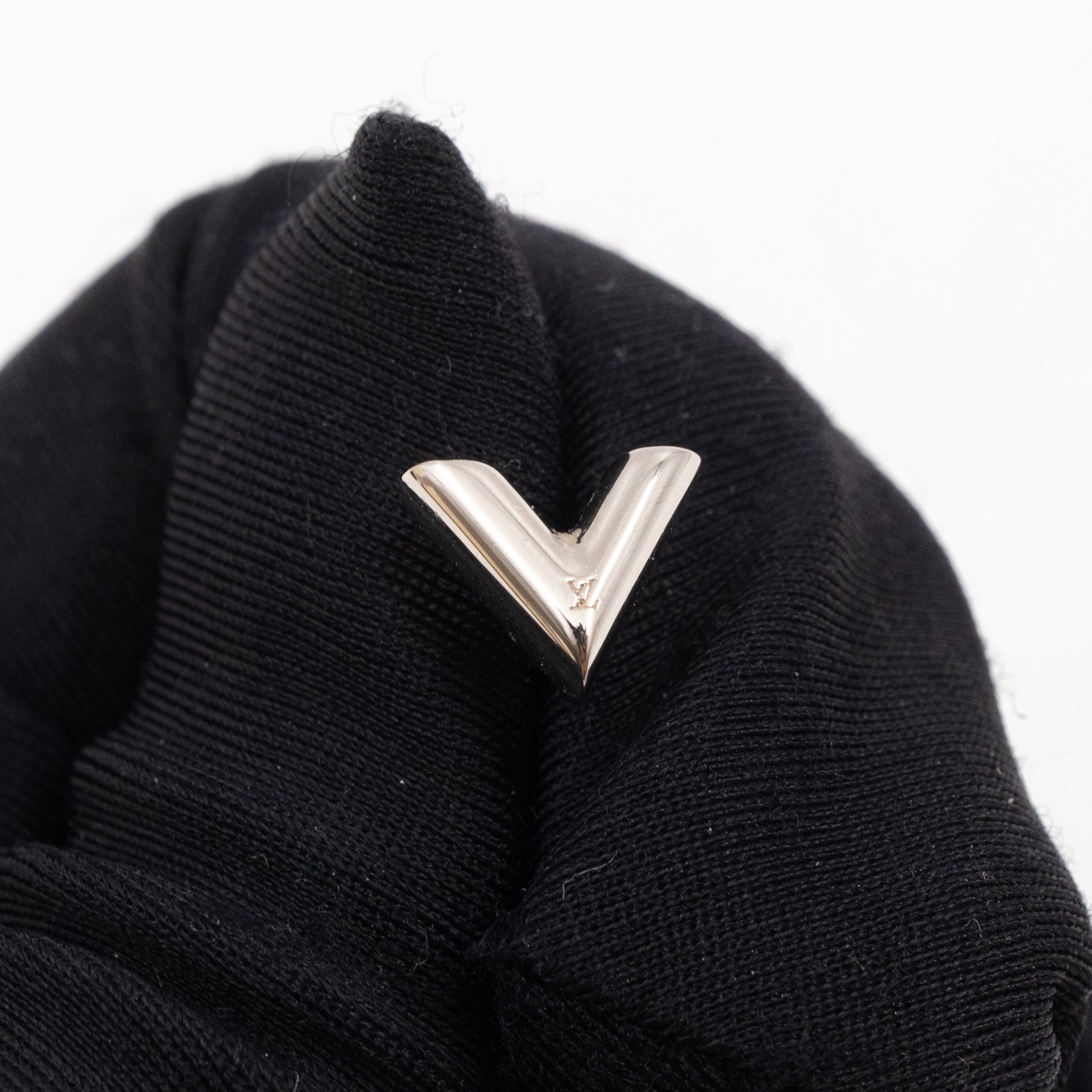 Essential V Studs Earrings Silver