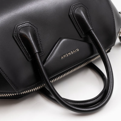 Antigona Medium Black Smooth Leather