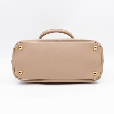 Galleria Medium Double Zip Cammeo Saffiano