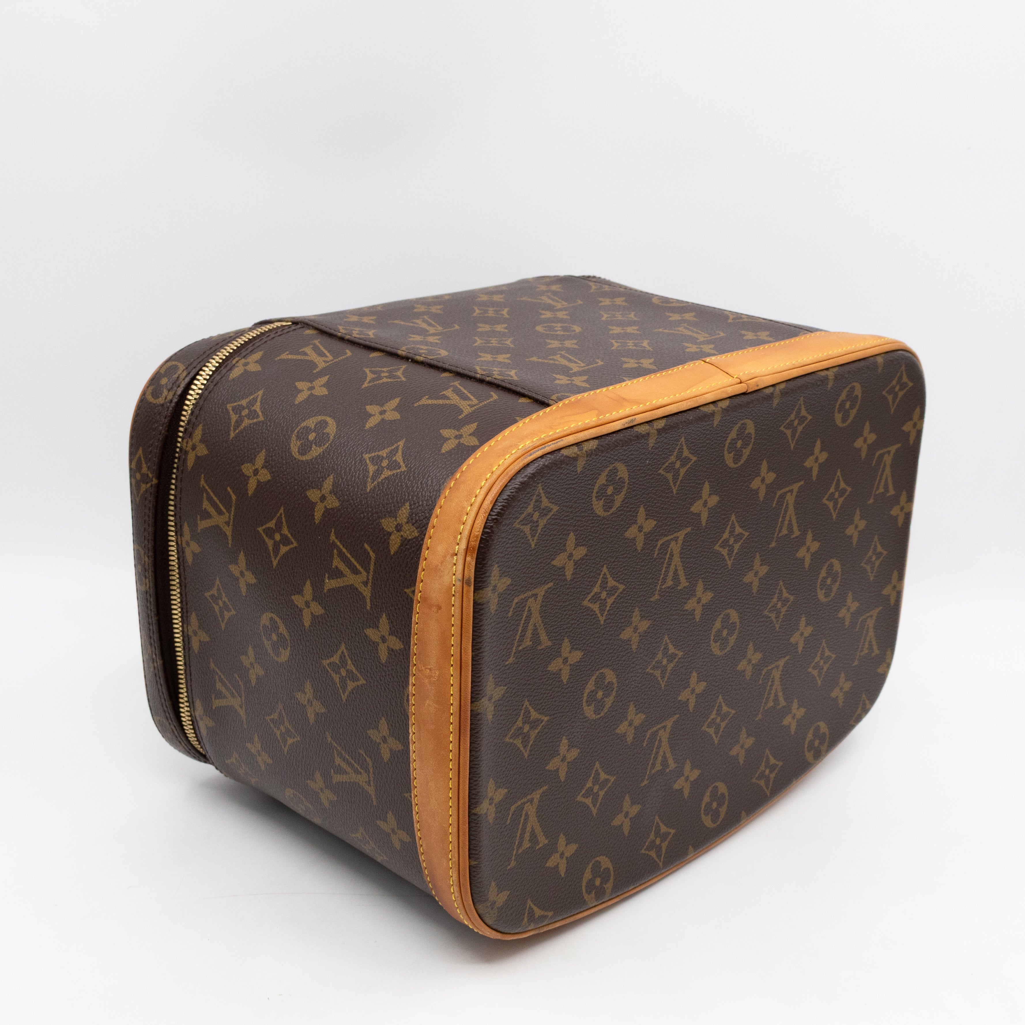 Nice Vanity Case Monogram