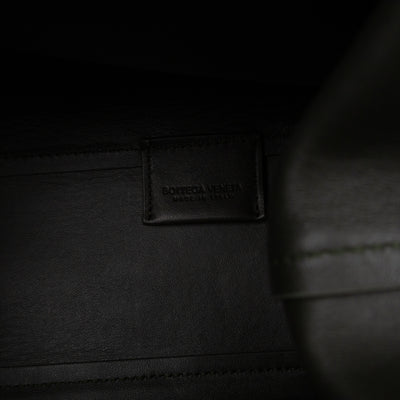 The Point Triangle Bag Medium Camping Oilve green Calfskin