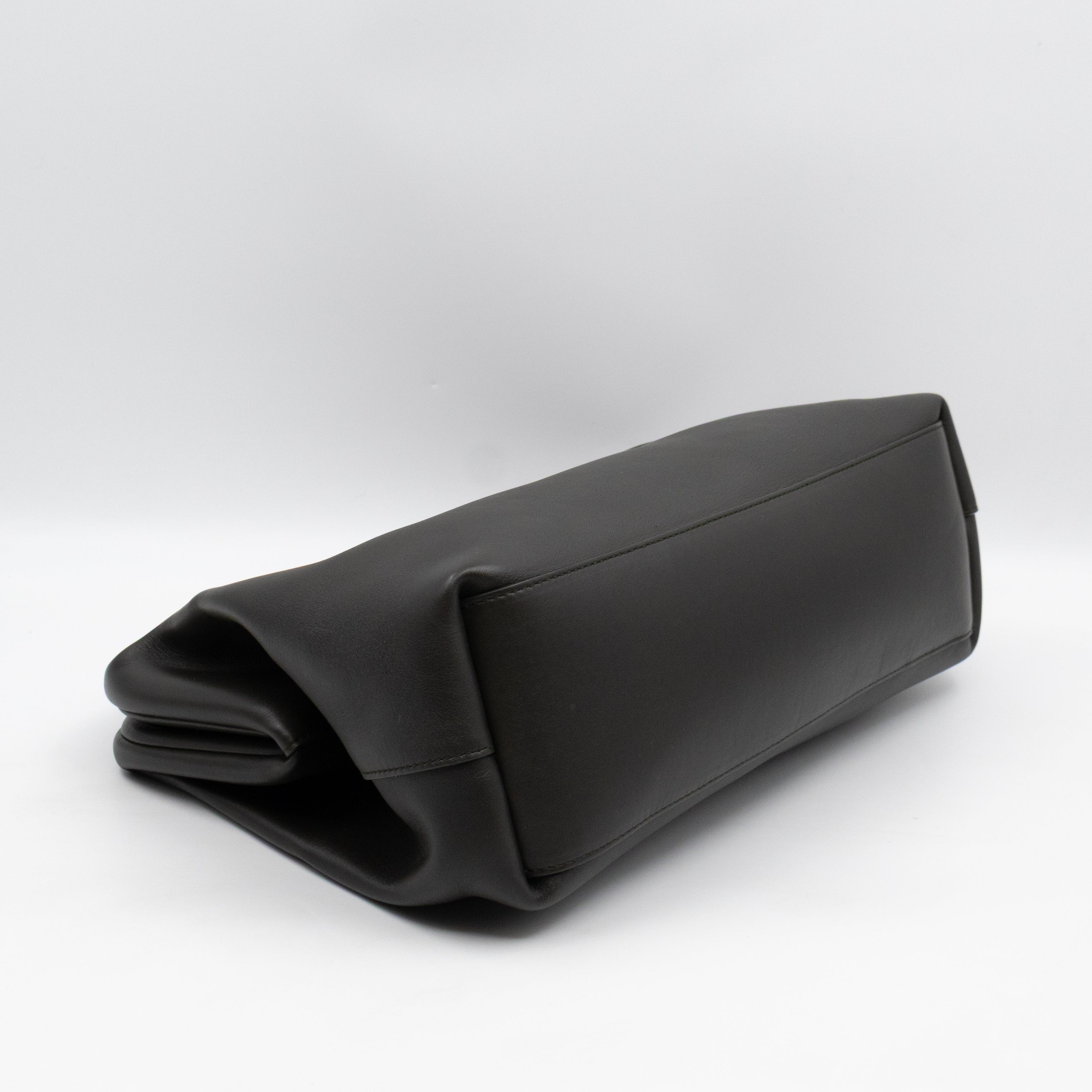 The Point Triangle Bag Medium Camping Oilve green Calfskin