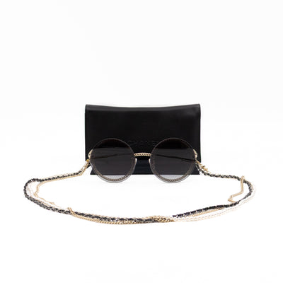 Round Sunglasses With Pearl Triple Chain
