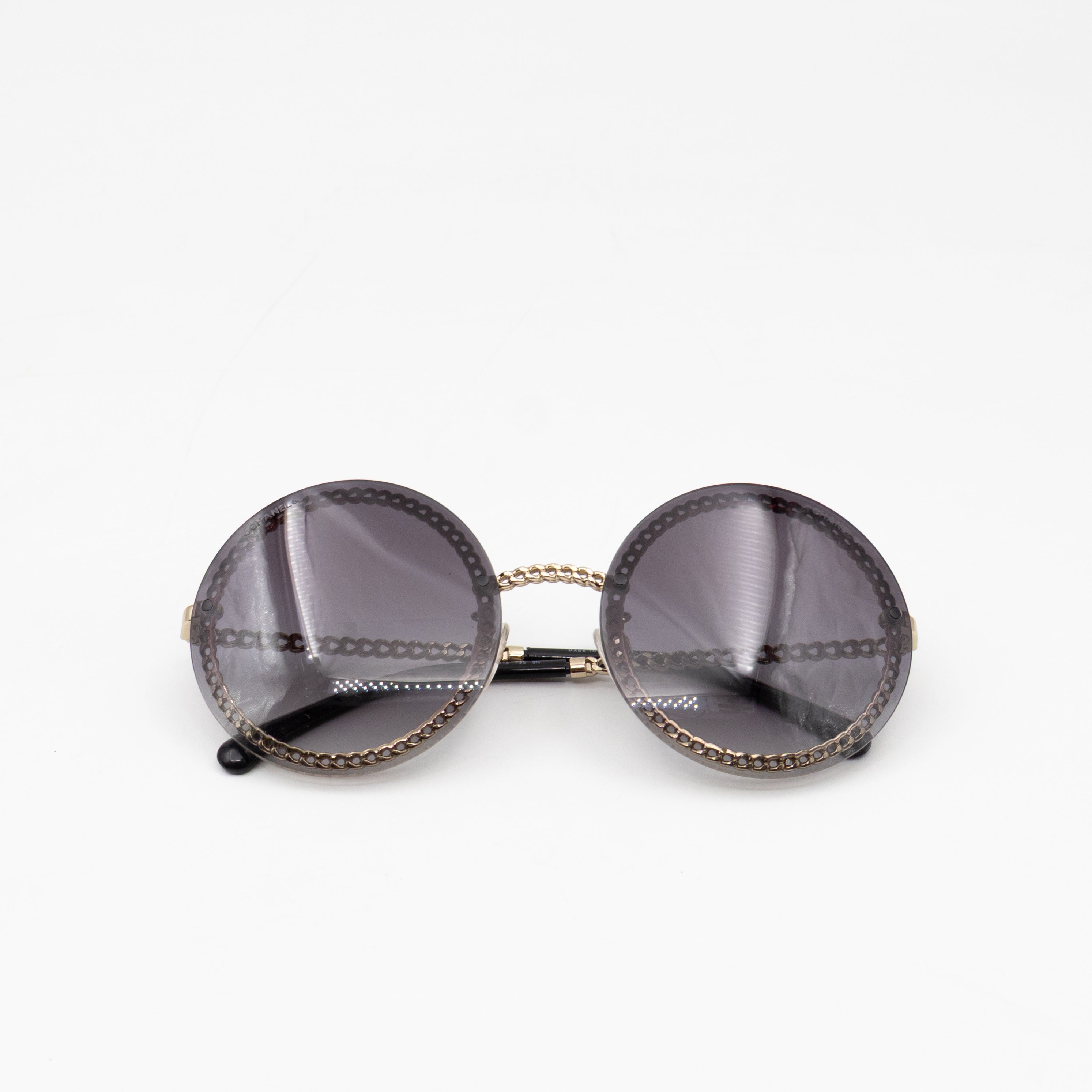 Round Sunglasses With Pearl Triple Chain