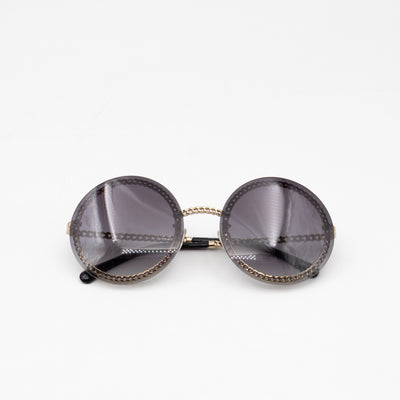 Round Sunglasses With Pearl Triple Chain