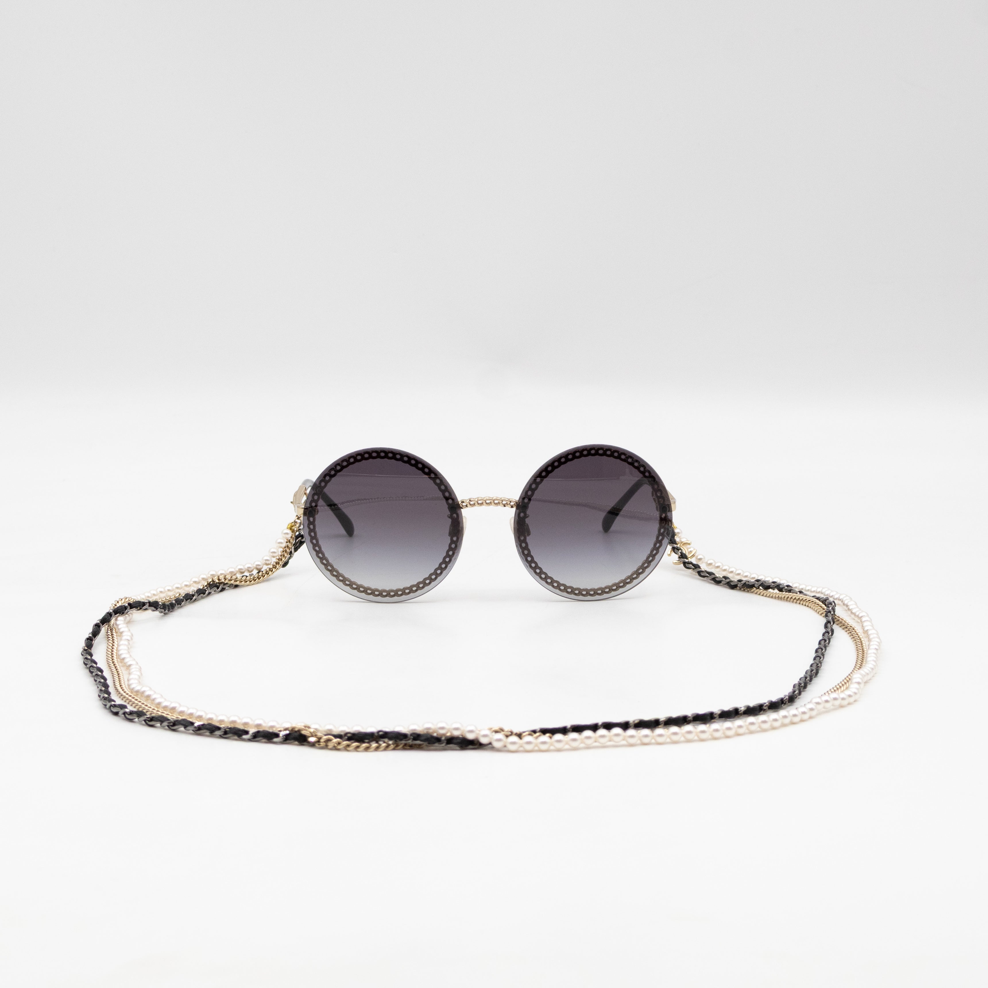 Round Sunglasses With Pearl Triple Chain
