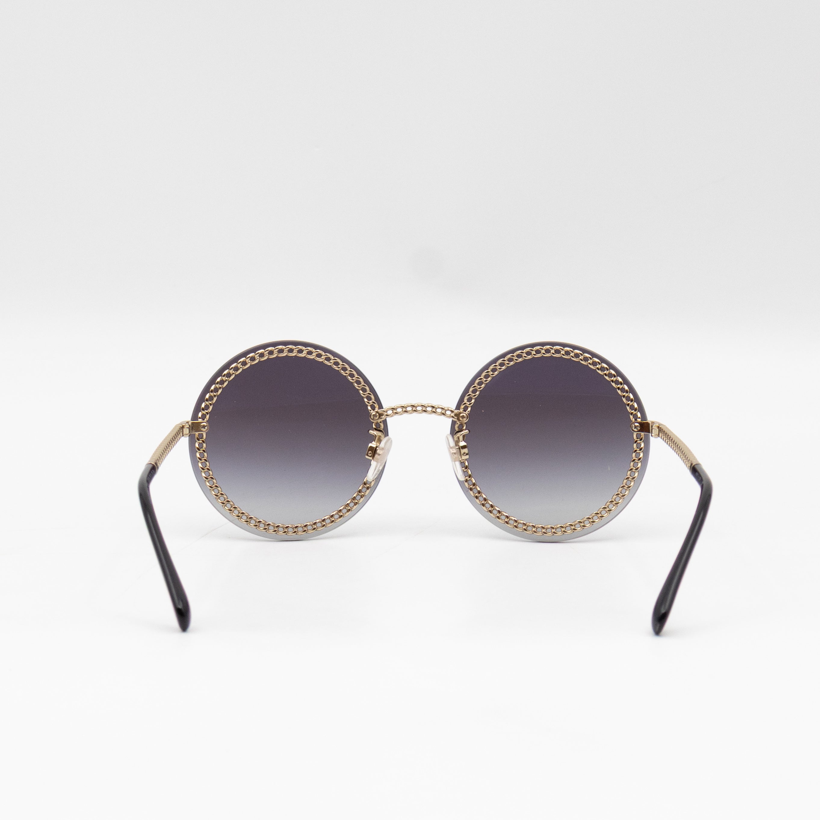 Round Sunglasses With Pearl Triple Chain