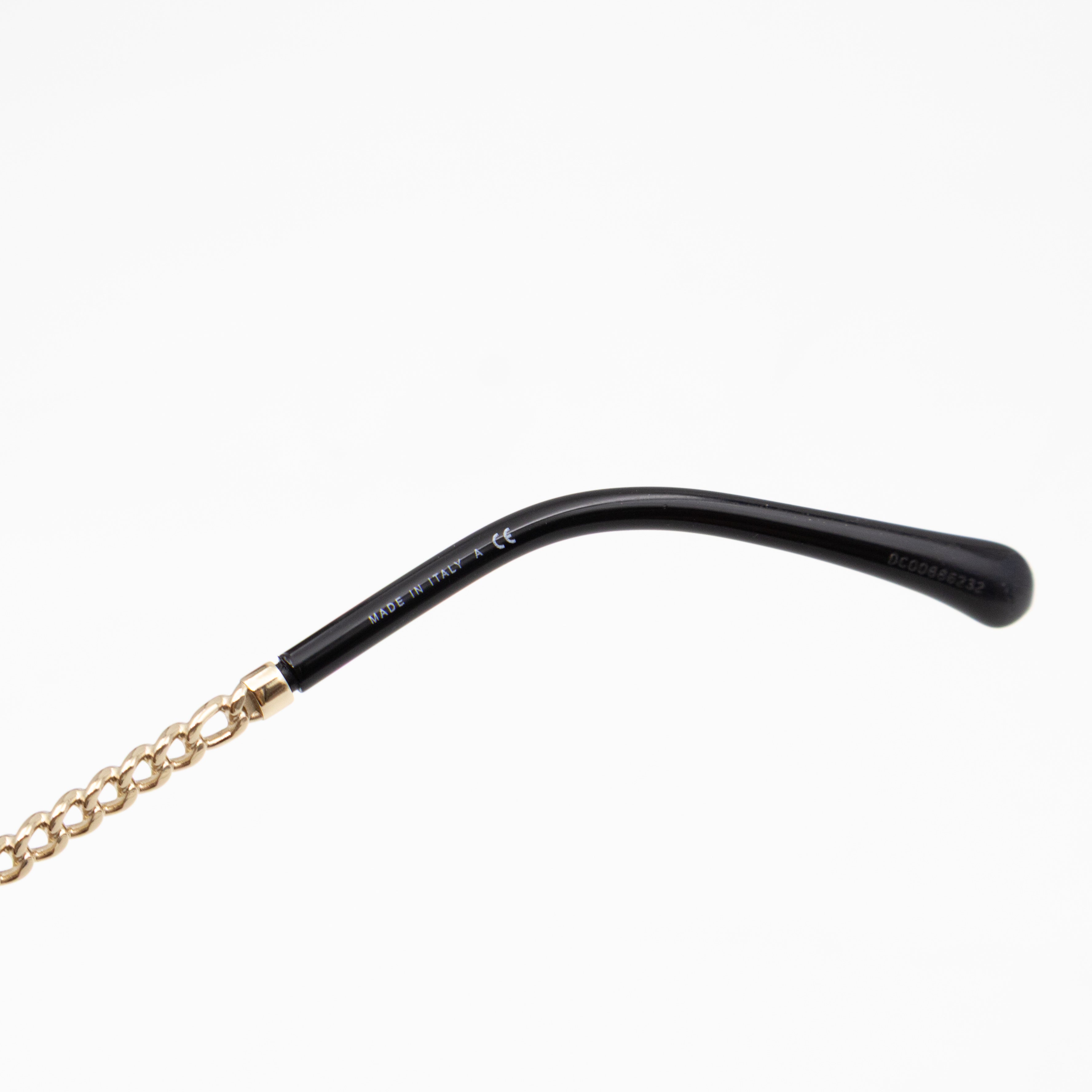 Round Sunglasses With Pearl Triple Chain