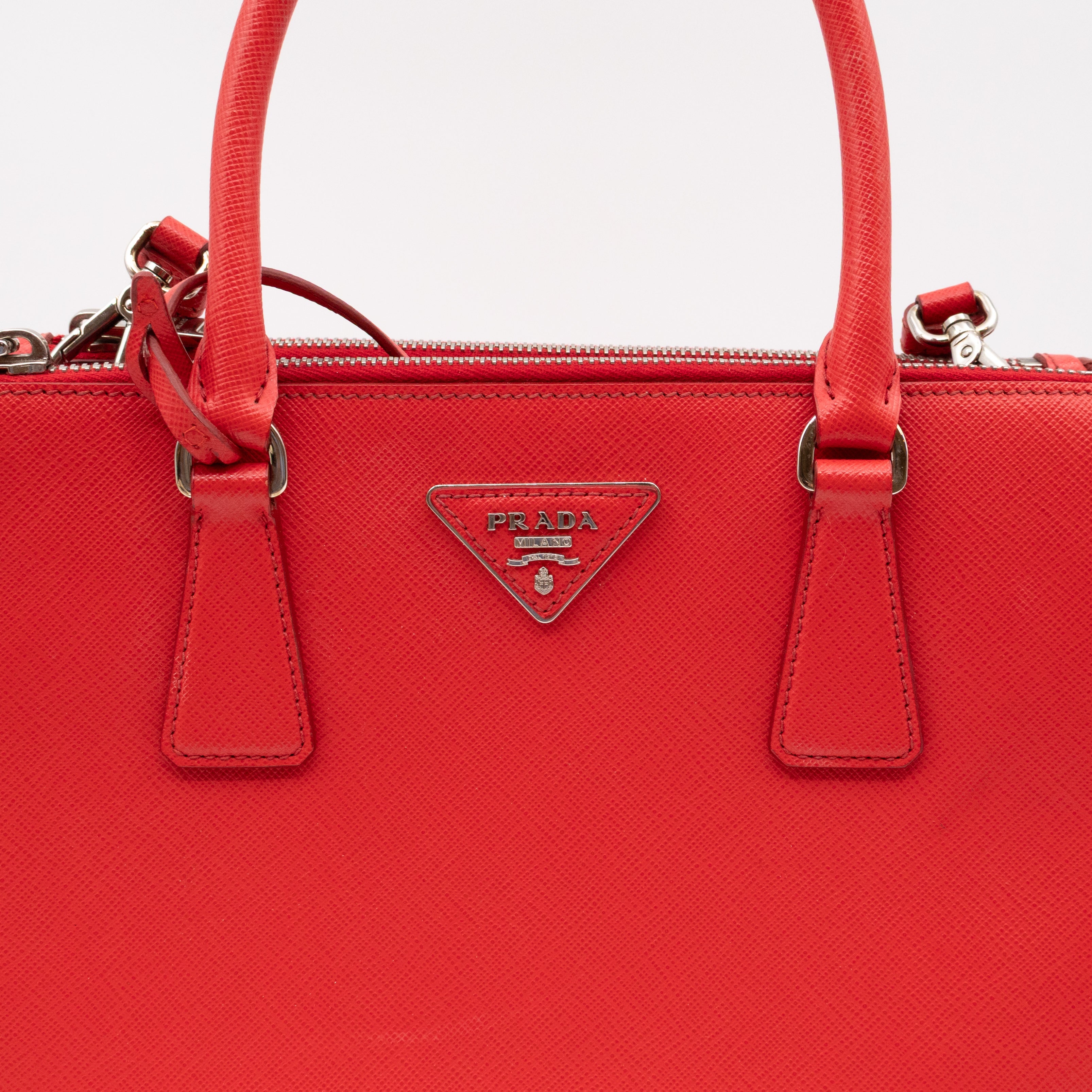 Galleria Medium Double Zip Lacca Red Saffiano Lux