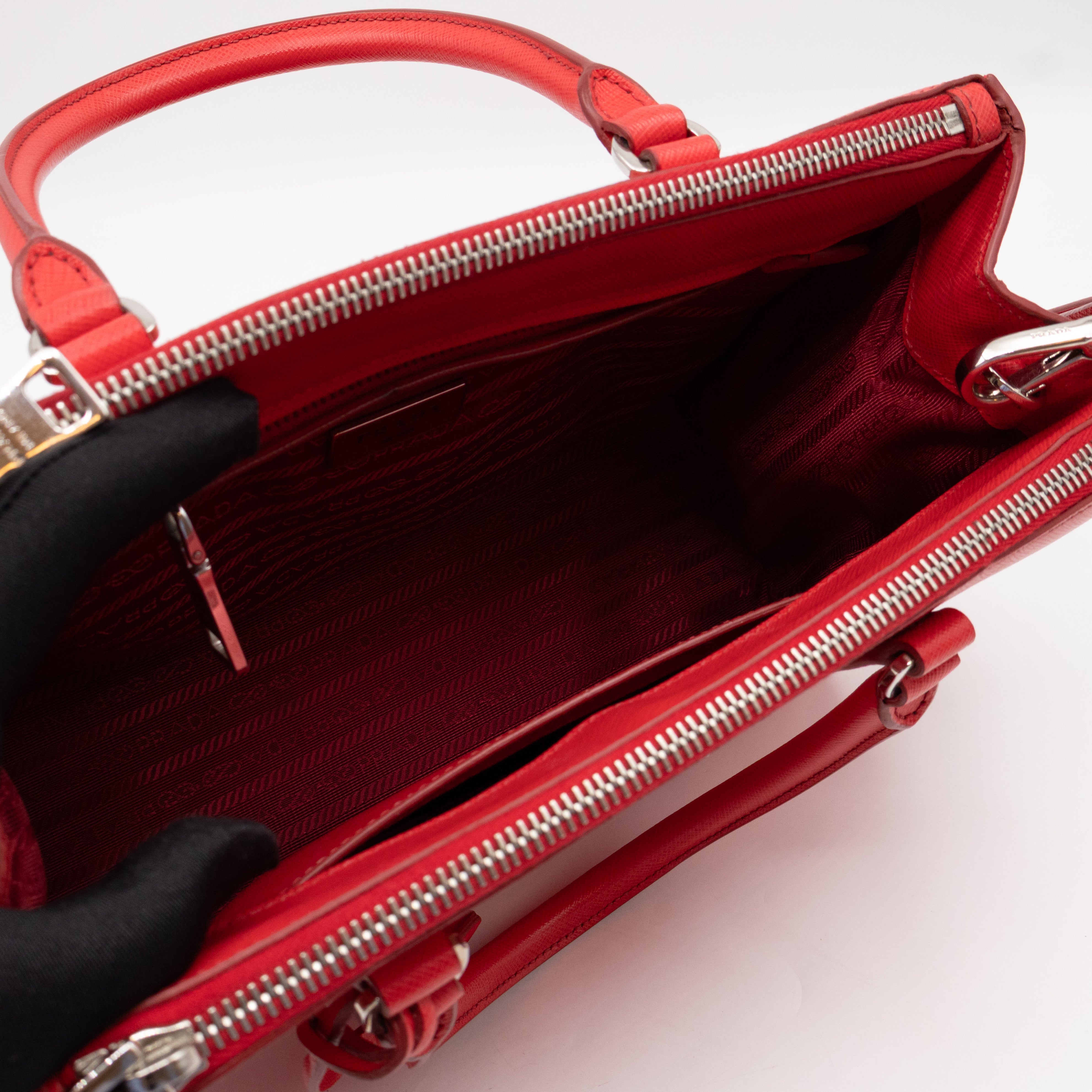 Galleria Medium Double Zip Lacca Red Saffiano Lux