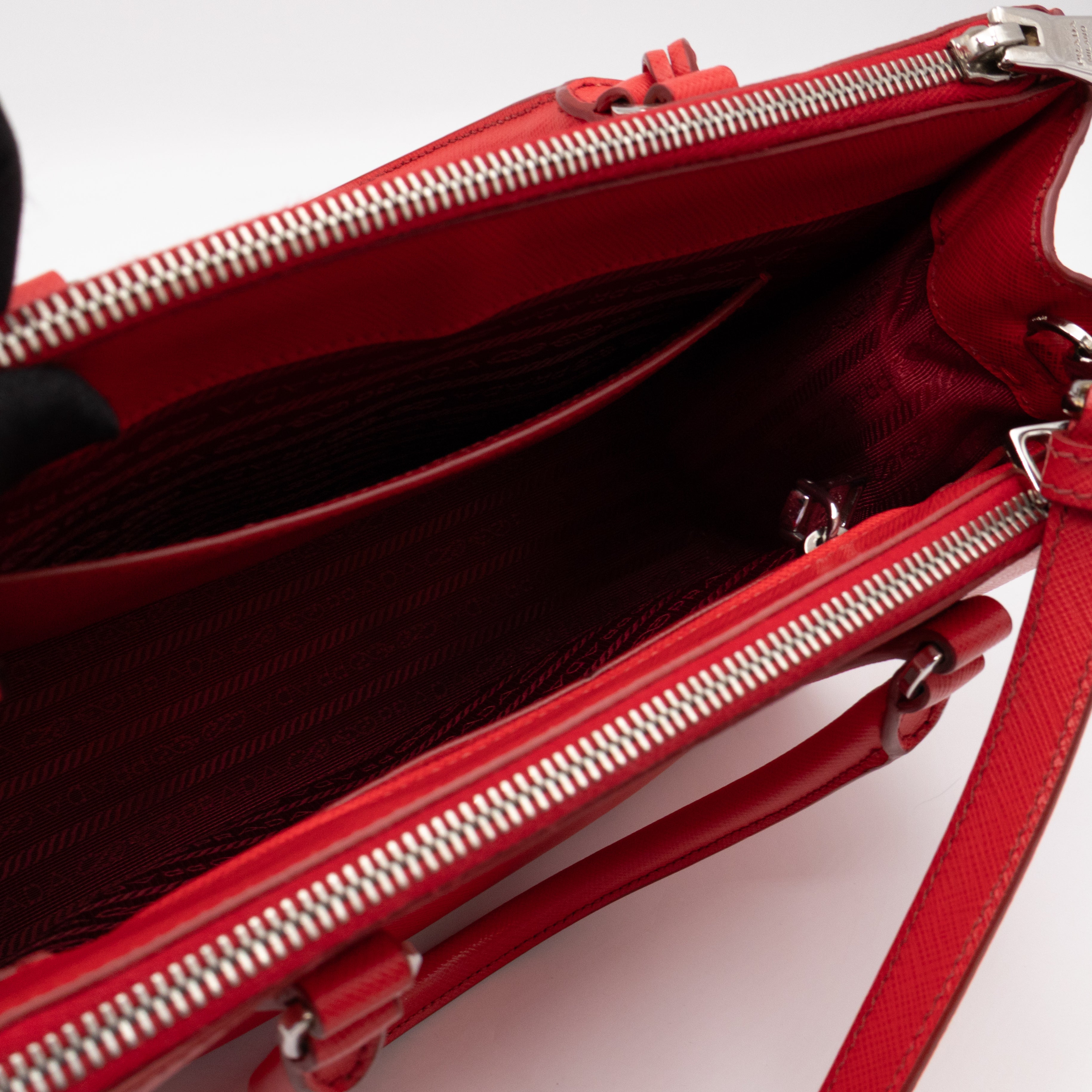 Galleria Medium Double Zip Lacca Red Saffiano Lux