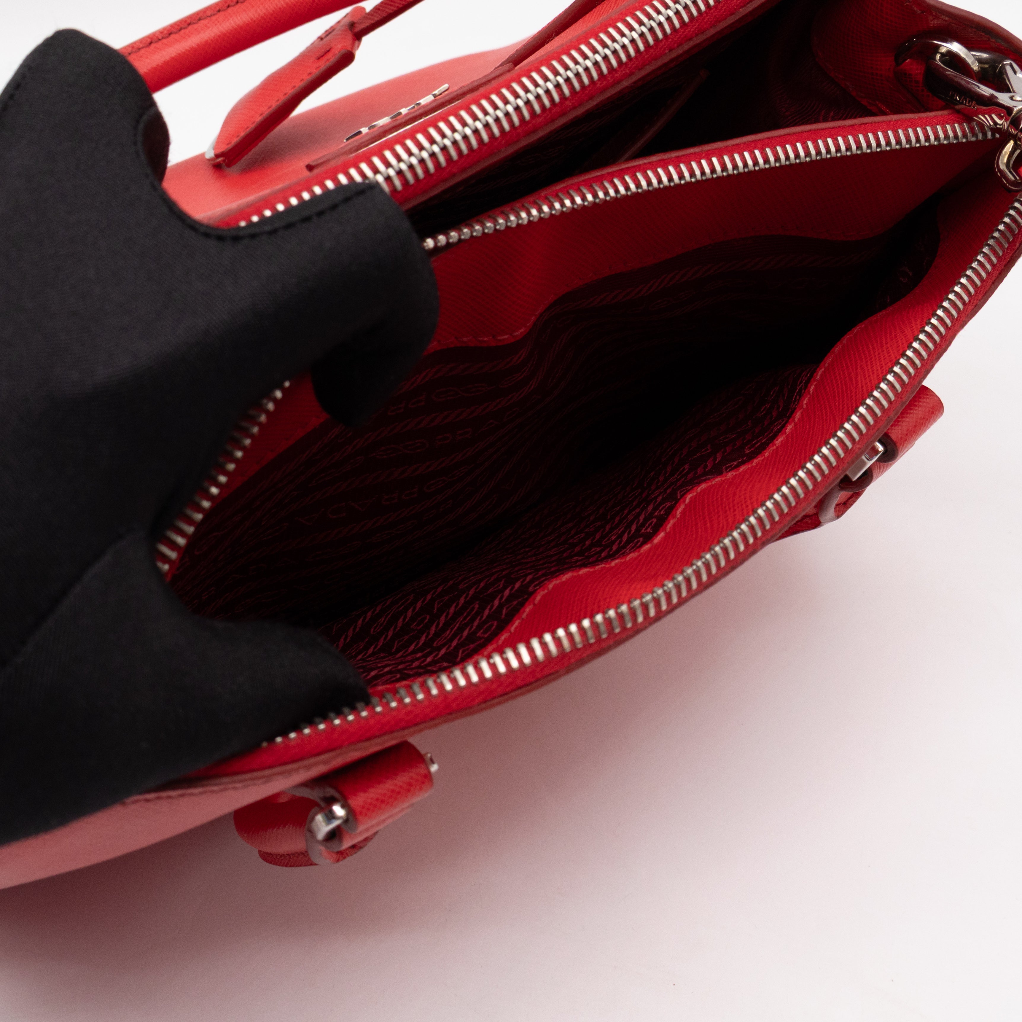 Galleria Medium Double Zip Lacca Red Saffiano Lux