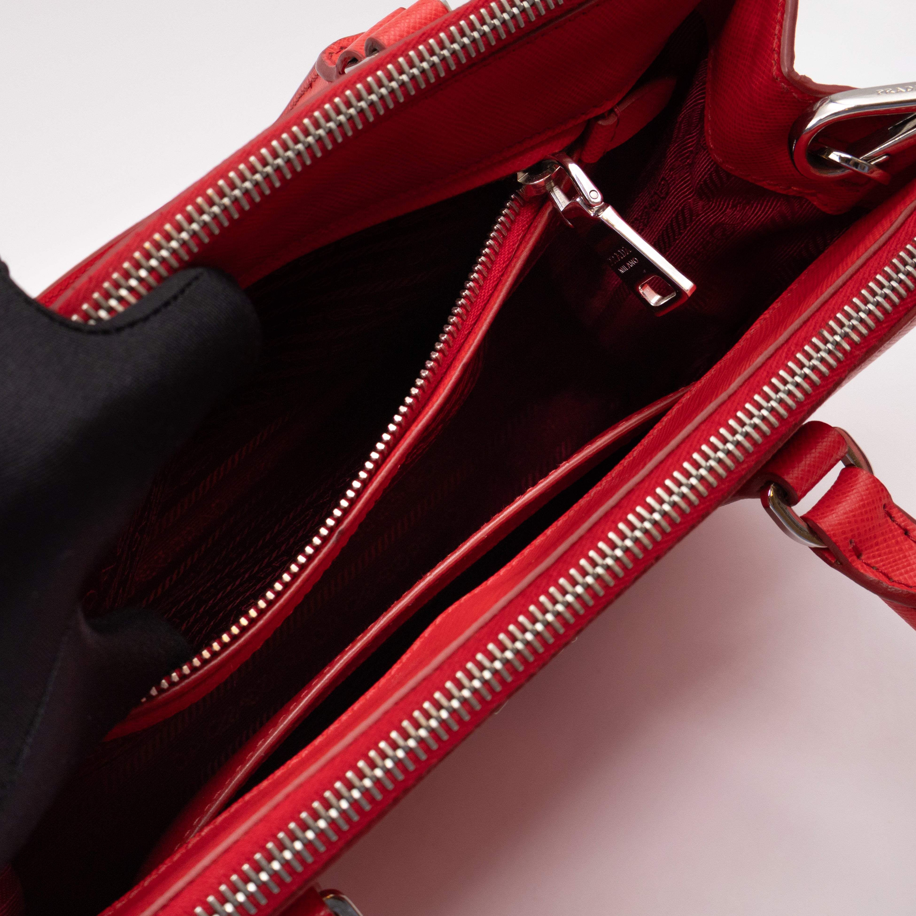 Galleria Medium Double Zip Lacca Red Saffiano Lux