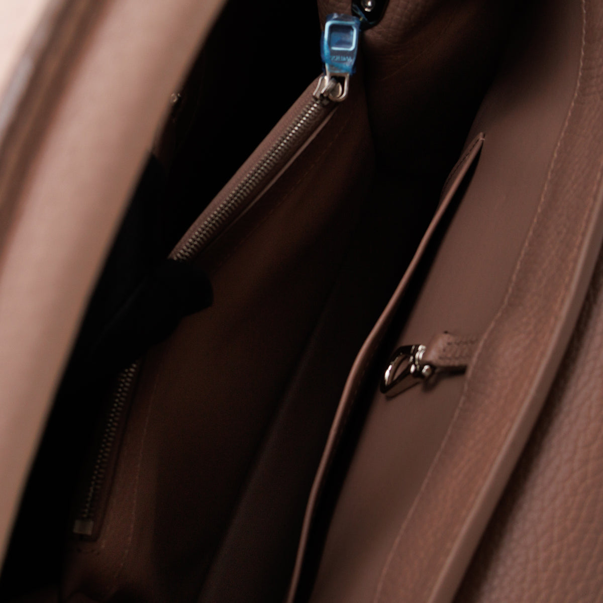 Capucines MM Beige Taurillon Leather
