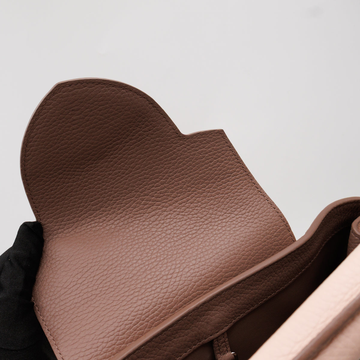 Capucines MM Beige Taurillon Leather