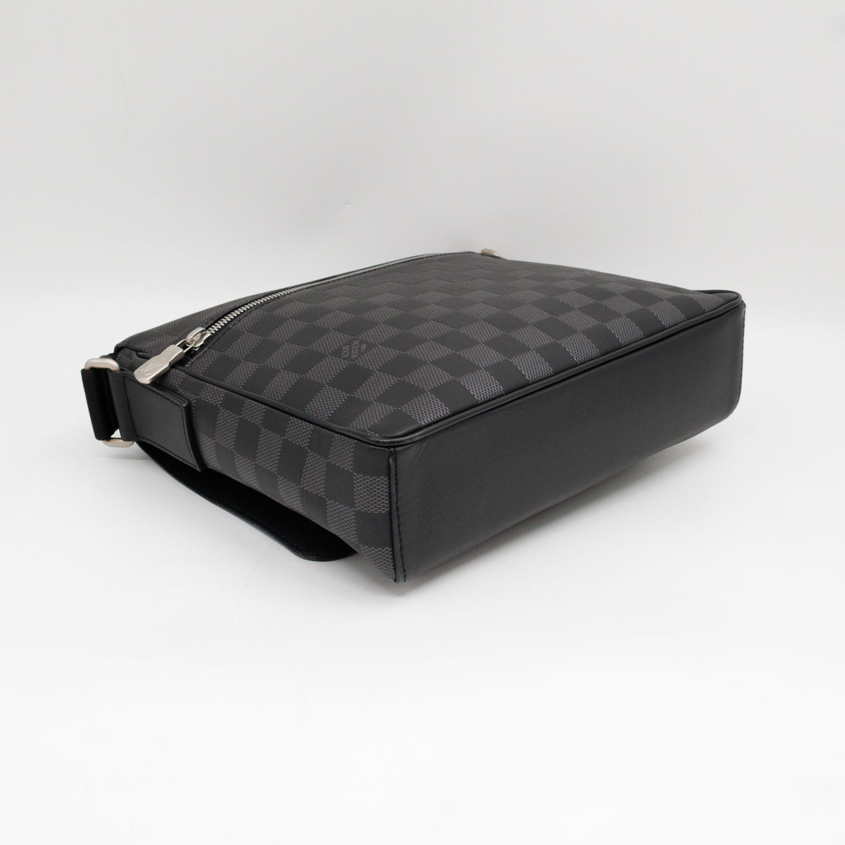District PM Damier Infini Onyx