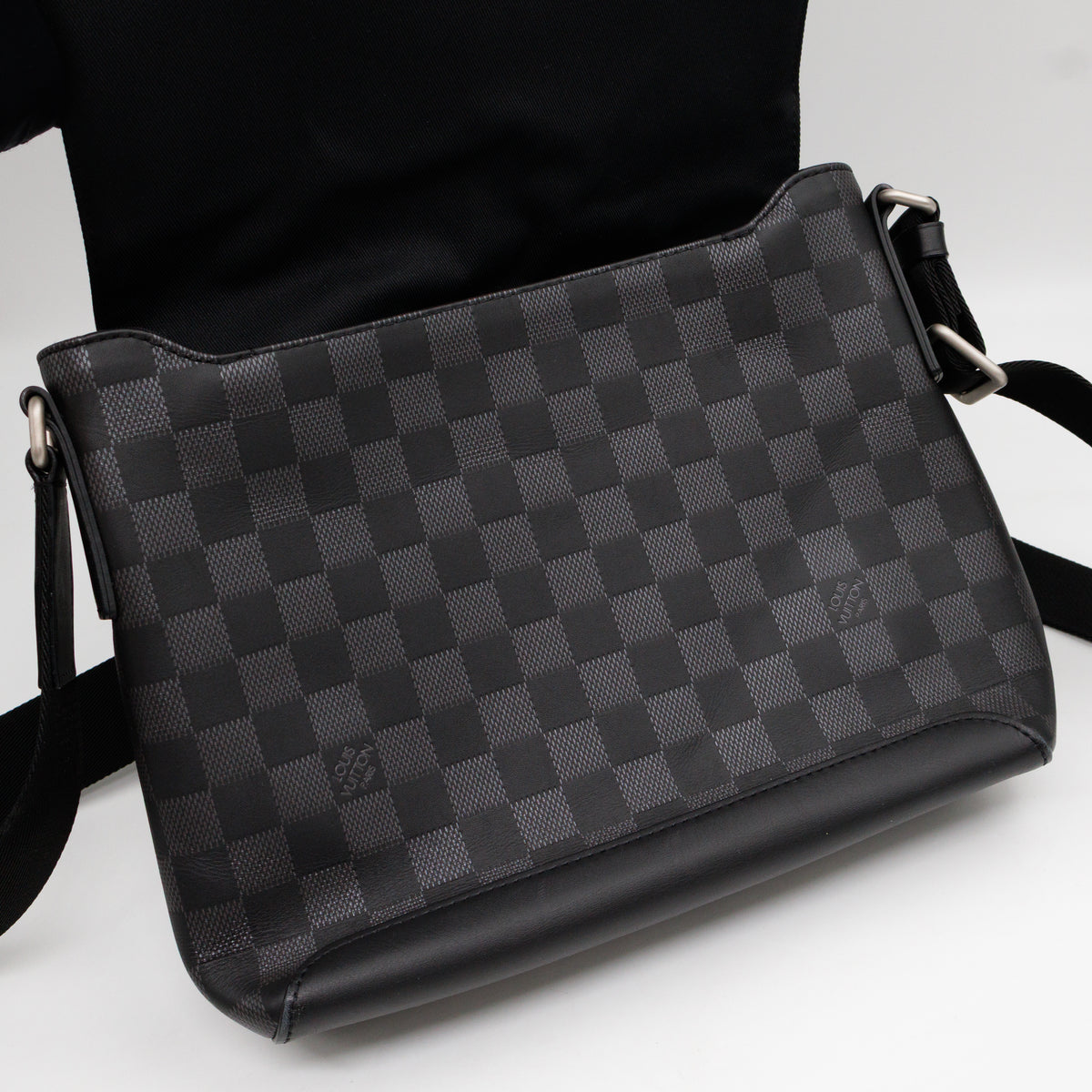 District PM Damier Infini Onyx