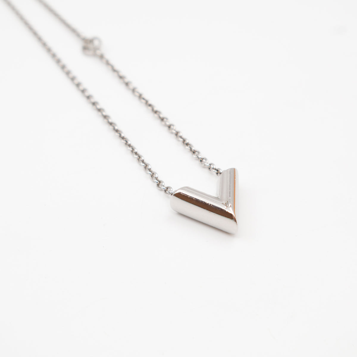 Essential V Supple Necklace Silver