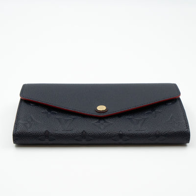 Sarah Wallet Monogram Empreinte Marine Rouge